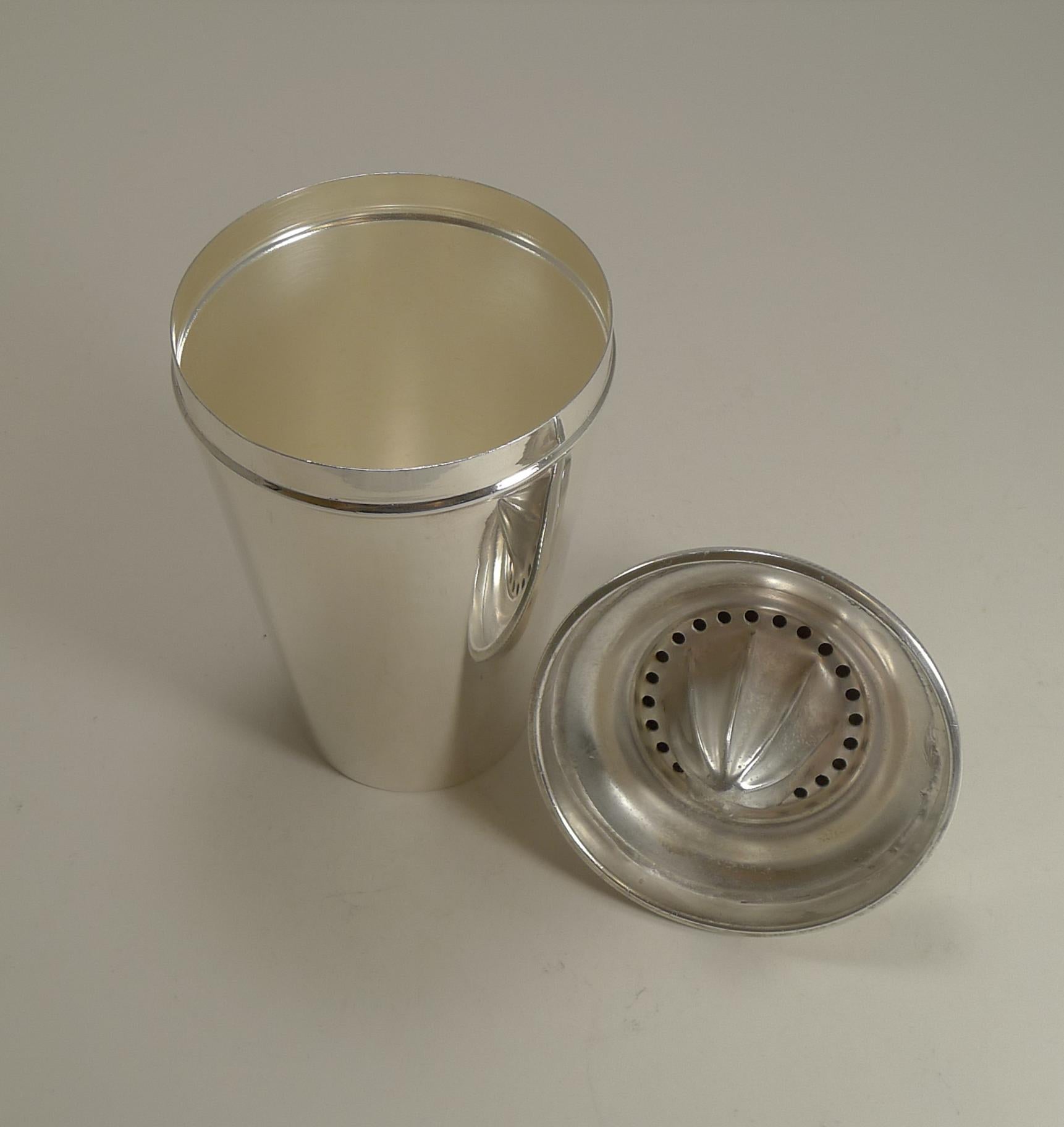 Smart Large Art Deco Cocktail Shaker Retailed by Thomas Goode, London In Excellent Condition In Bath, GB