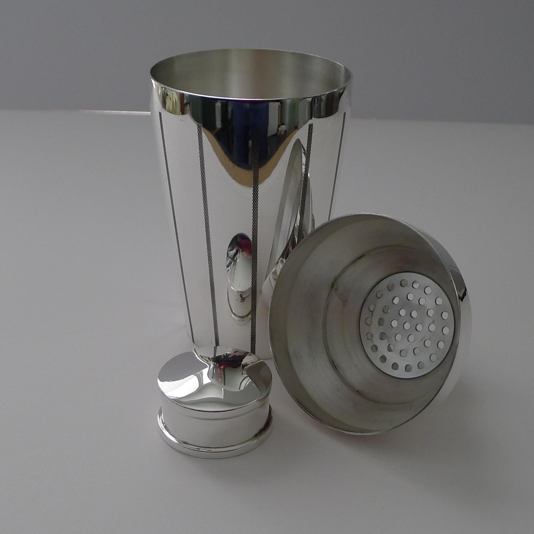 Smart Late Art Deco Cocktail Shaker In Silver Plate c.1940 6