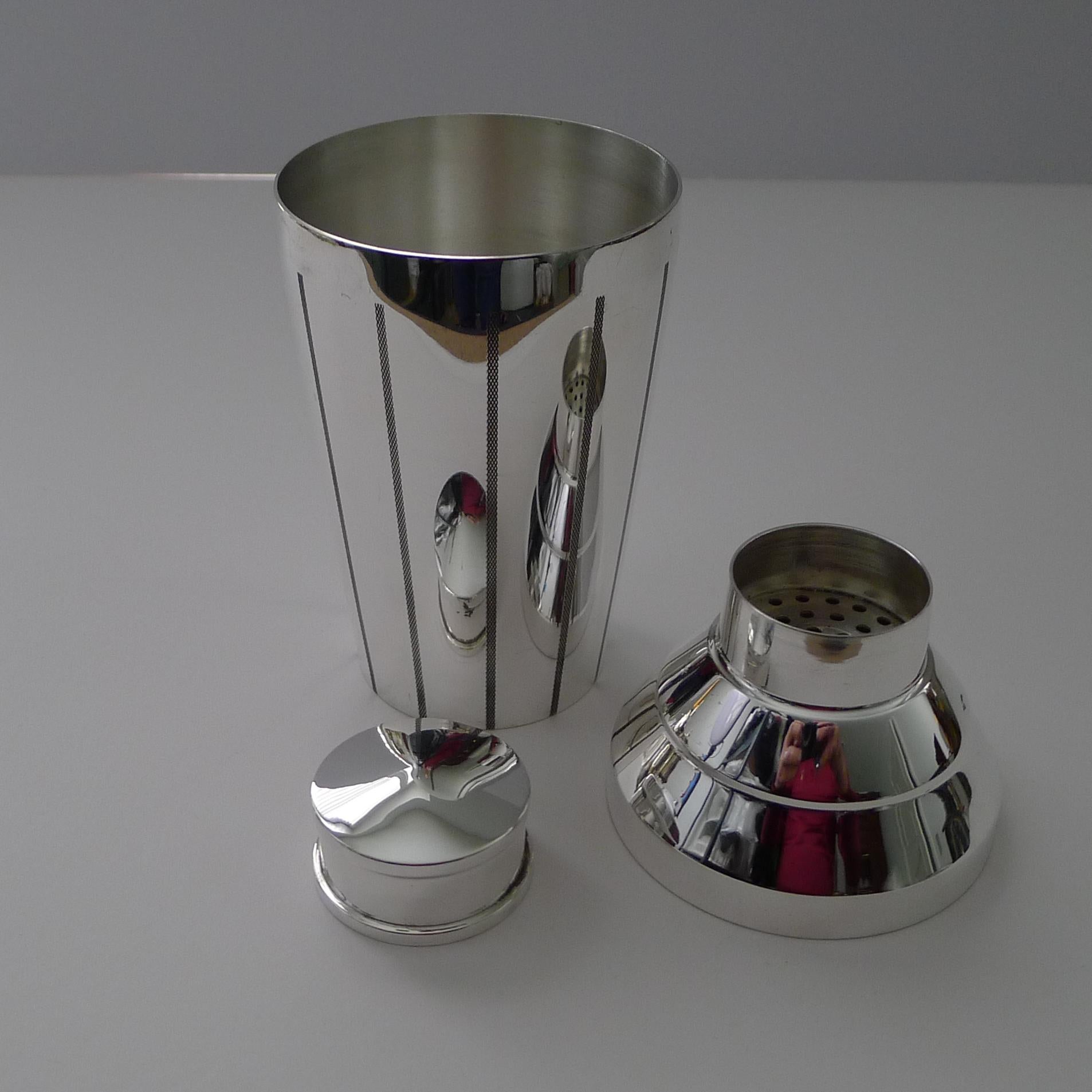 Smart Late Art Deco Cocktail Shaker In Silver Plate c.1940 7