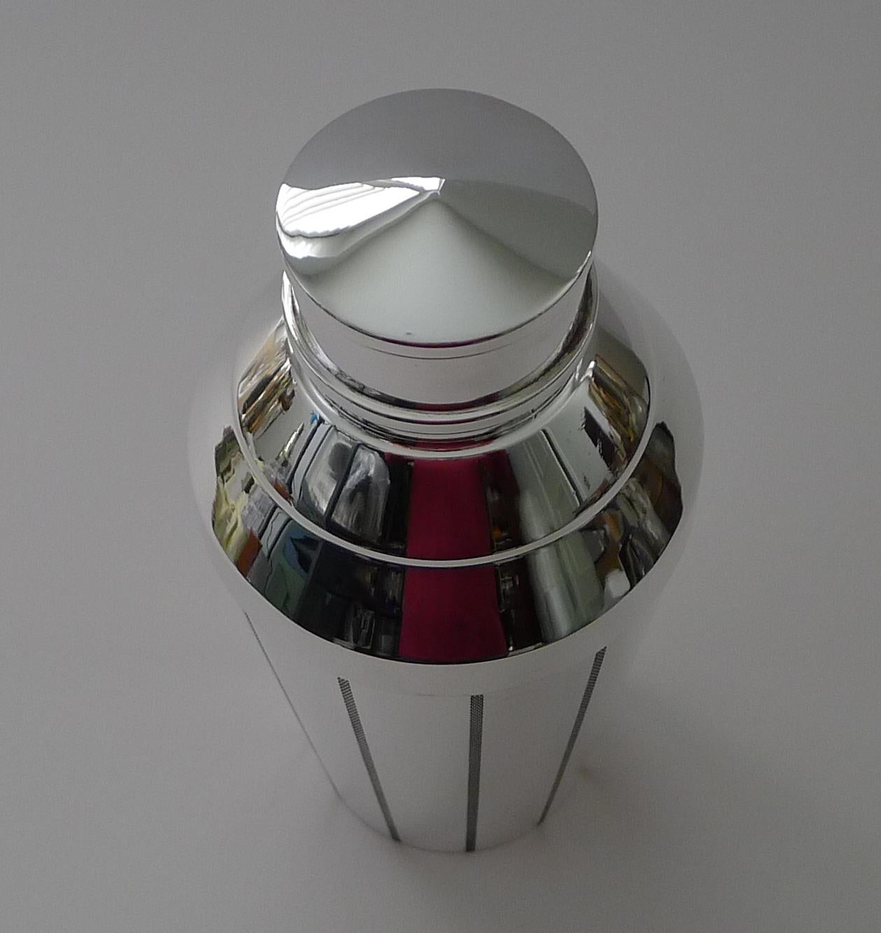 British Smart Late Art Deco Cocktail Shaker In Silver Plate c.1940