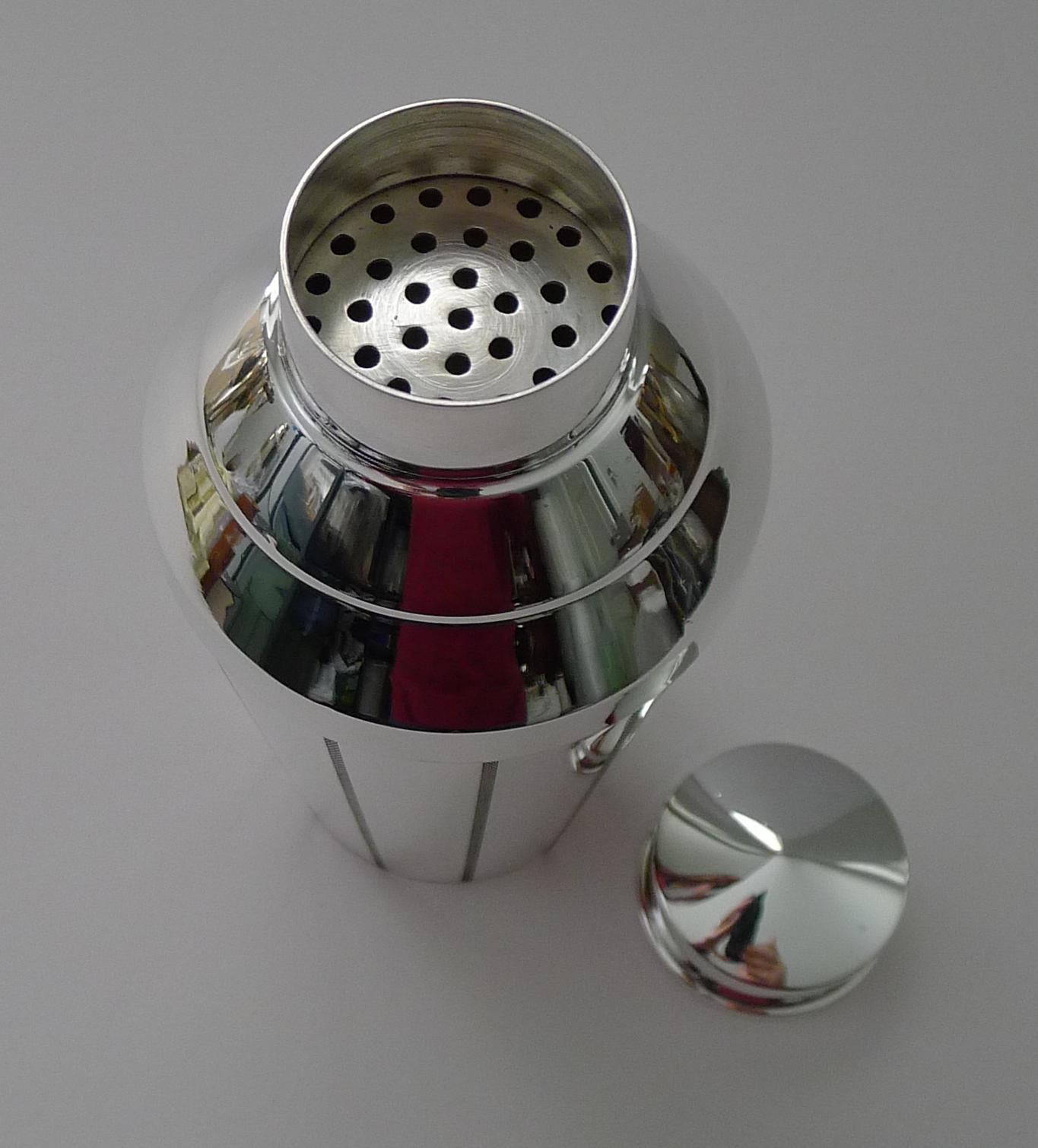 Smart Late Art Deco Cocktail Shaker In Silver Plate c.1940 In Good Condition In Bath, GB