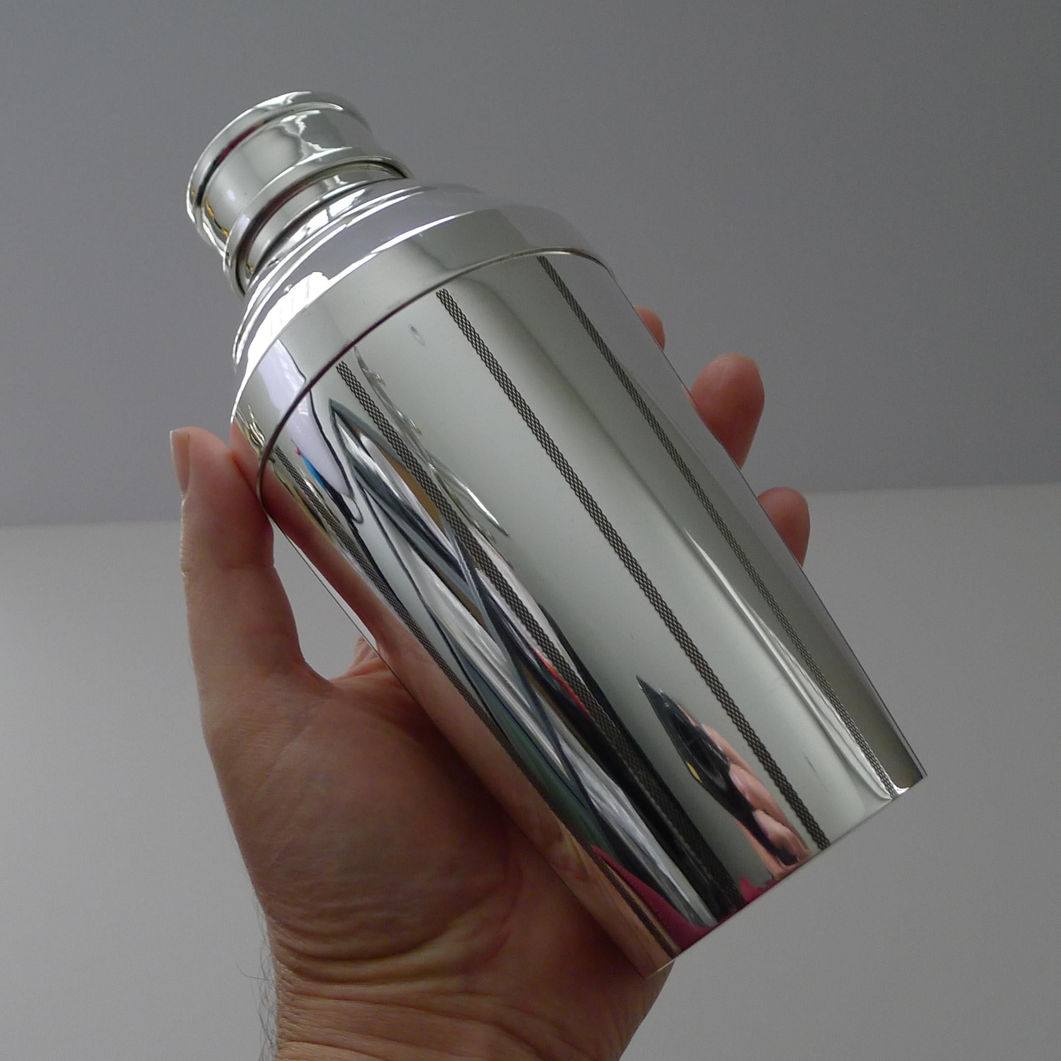 Mid-20th Century Smart Late Art Deco Cocktail Shaker In Silver Plate c.1940