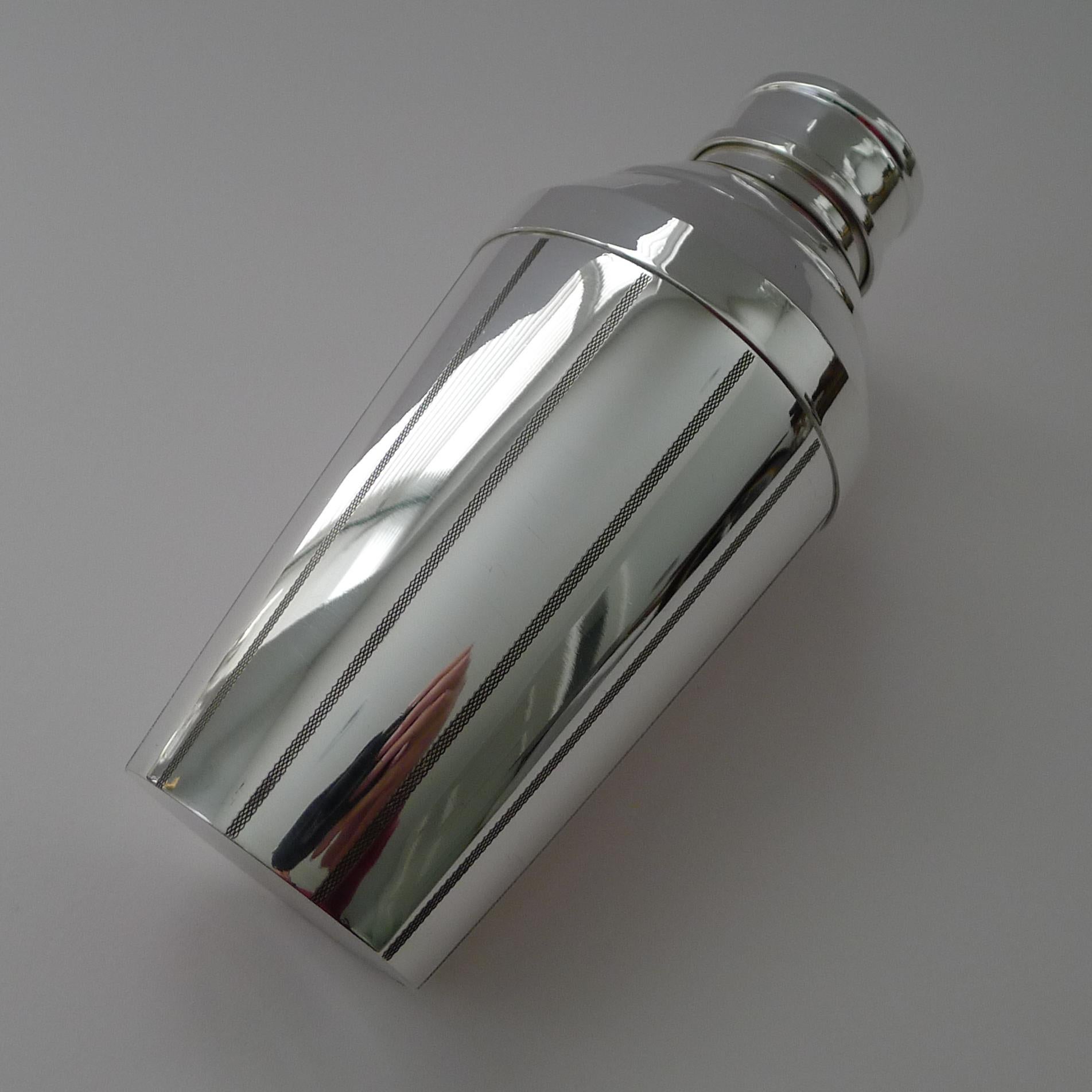 Smart Late Art Deco Cocktail Shaker In Silver Plate c.1940 1