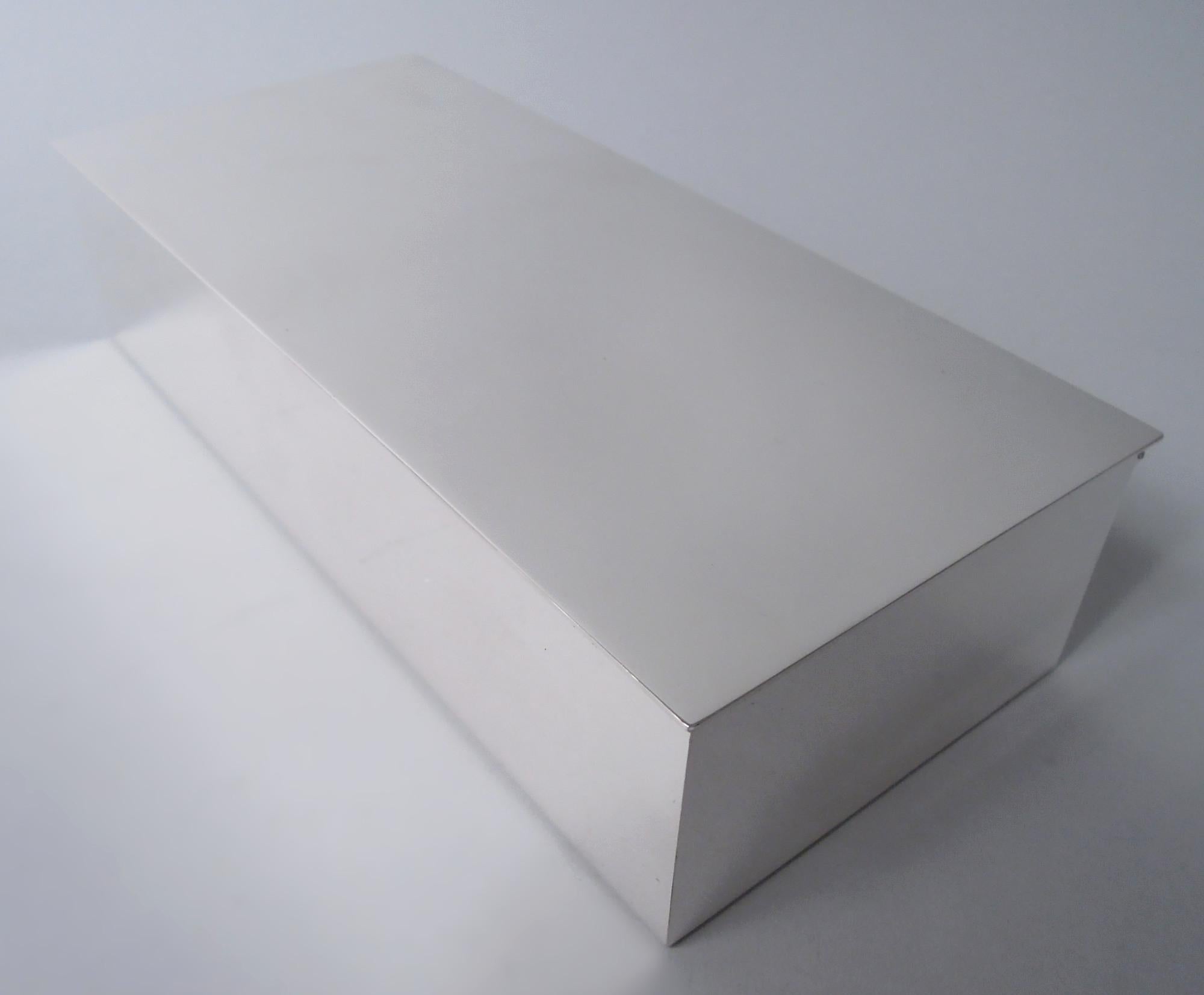 Elegante und moderne Dose aus Sterlingsilber. Hergestellt von Tiffany & Co. in New York. Rechteckig mit geraden Seiten. Deckel flach und aufklappbar mit leichtem Überstand. Stilvolles Midcentury-Design. Box innen mit Zedernholz ausgekleidet und