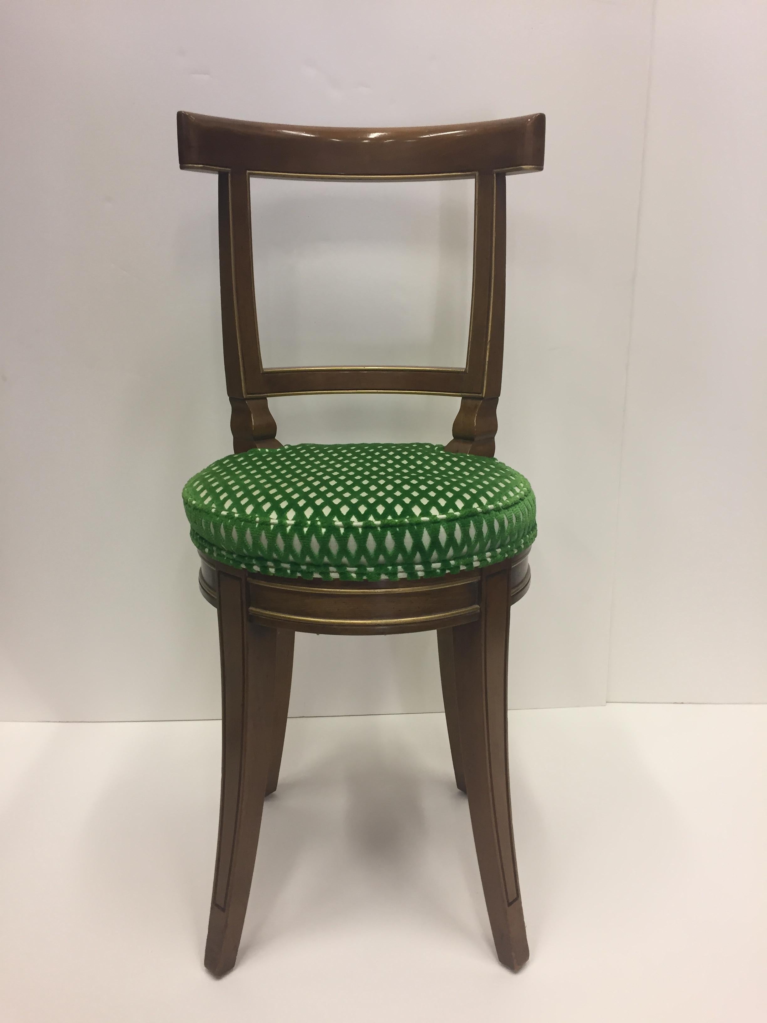 Stylish baker side chairs having a beautiful fruitwood silhouette and original cut velvet attached seat cushions with a cream and green diamond pattern.
Measure: Seat height 17.5.