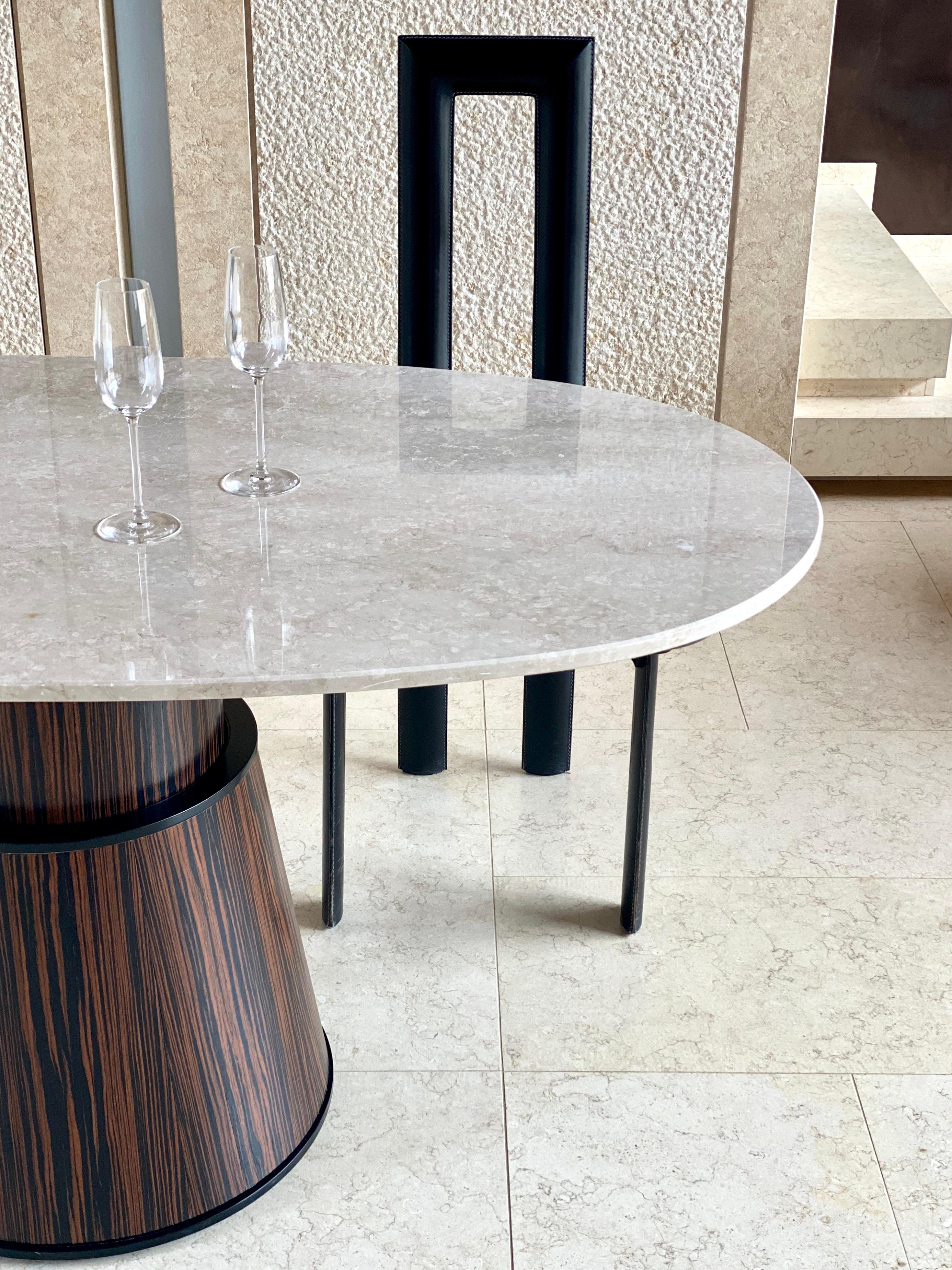 La Smart Table es una mesa regulable arriba y abajo con tablero de mármol Botticino que combina dos características clave: doble uso y tecnología.

De hecho, es una mesa única regulable en altura que, gracias a la inclusión de un mecanismo de
