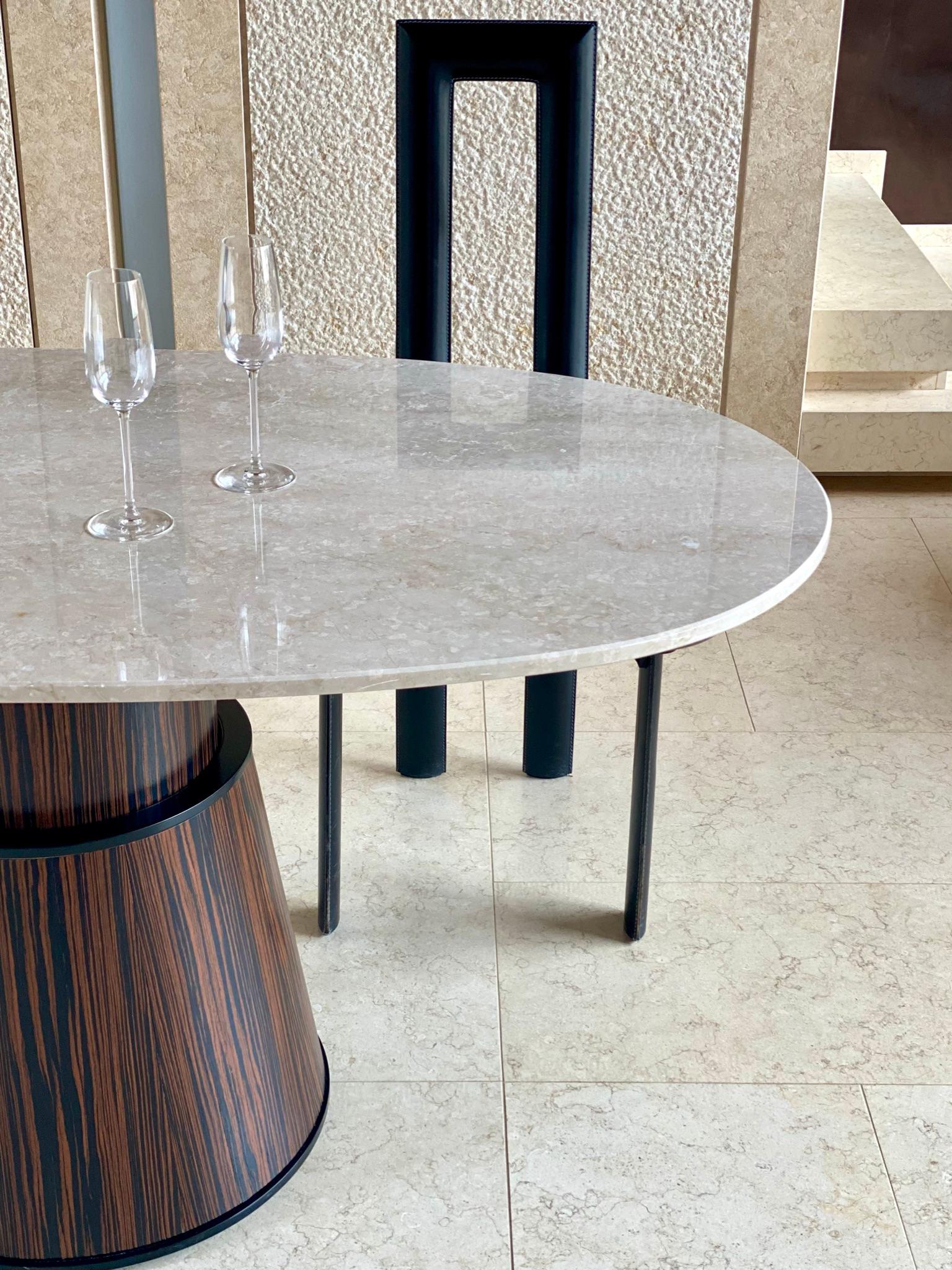 Mesa Inteligente - Moderna Mesa de Mármol Botticino de Altura Regulable Electrónicamente Italiano en venta