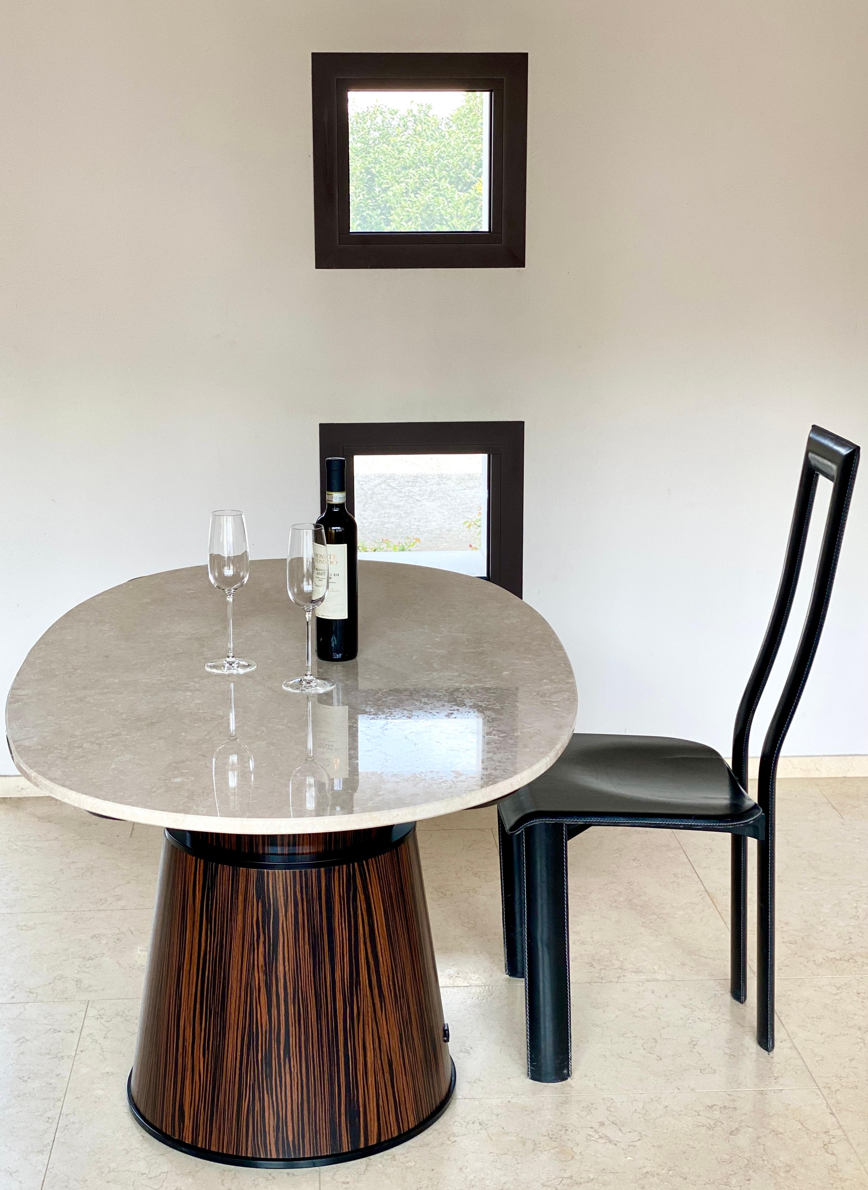 Mesa Inteligente - Moderna Mesa de Mármol Botticino de Altura Regulable Electrónicamente Tallado a mano en venta