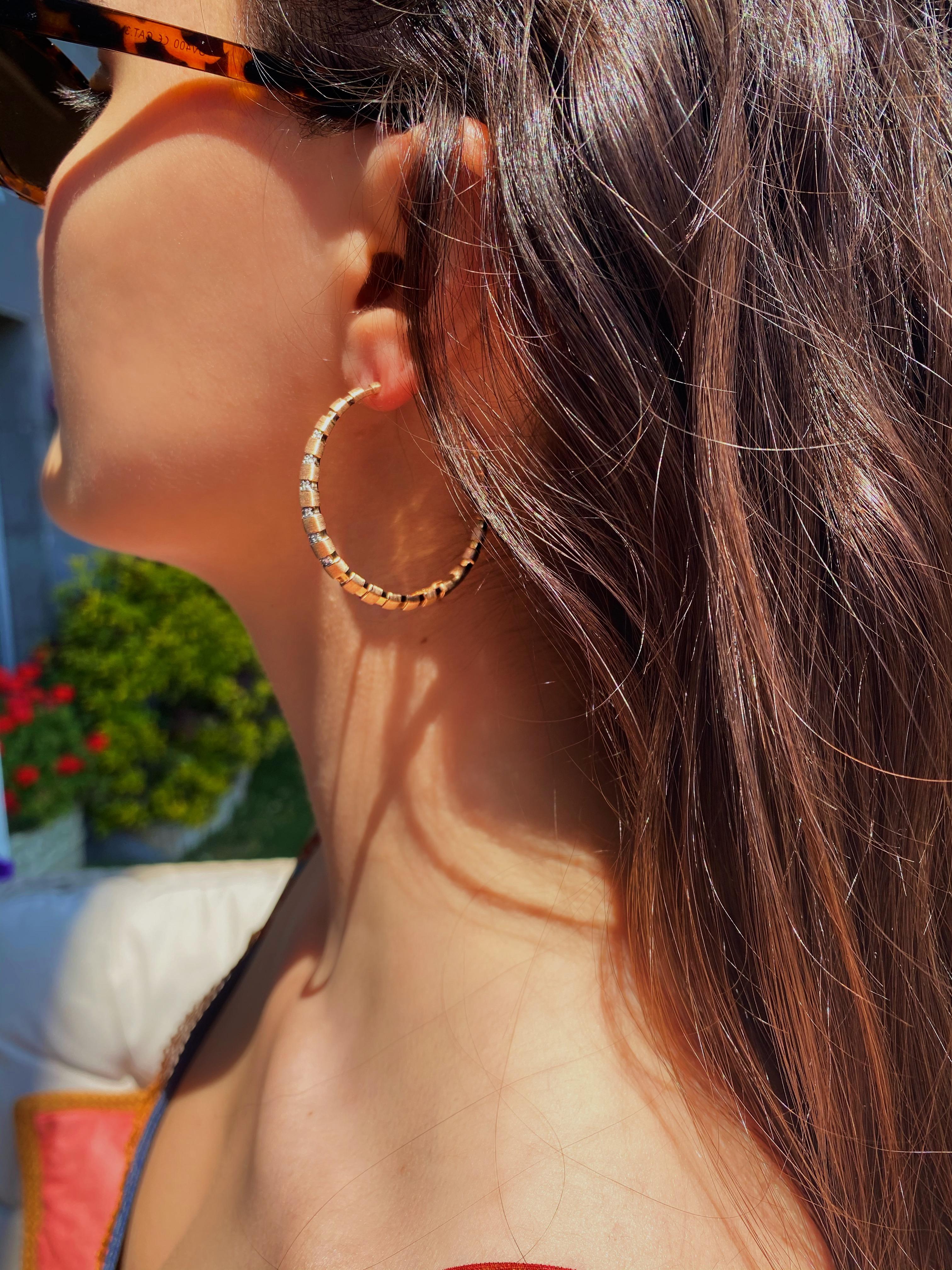 Smaug: Große Ohrringe aus 14 Karat Roségold mit weißem Diamanten von Selda Jewellery im Angebot 1