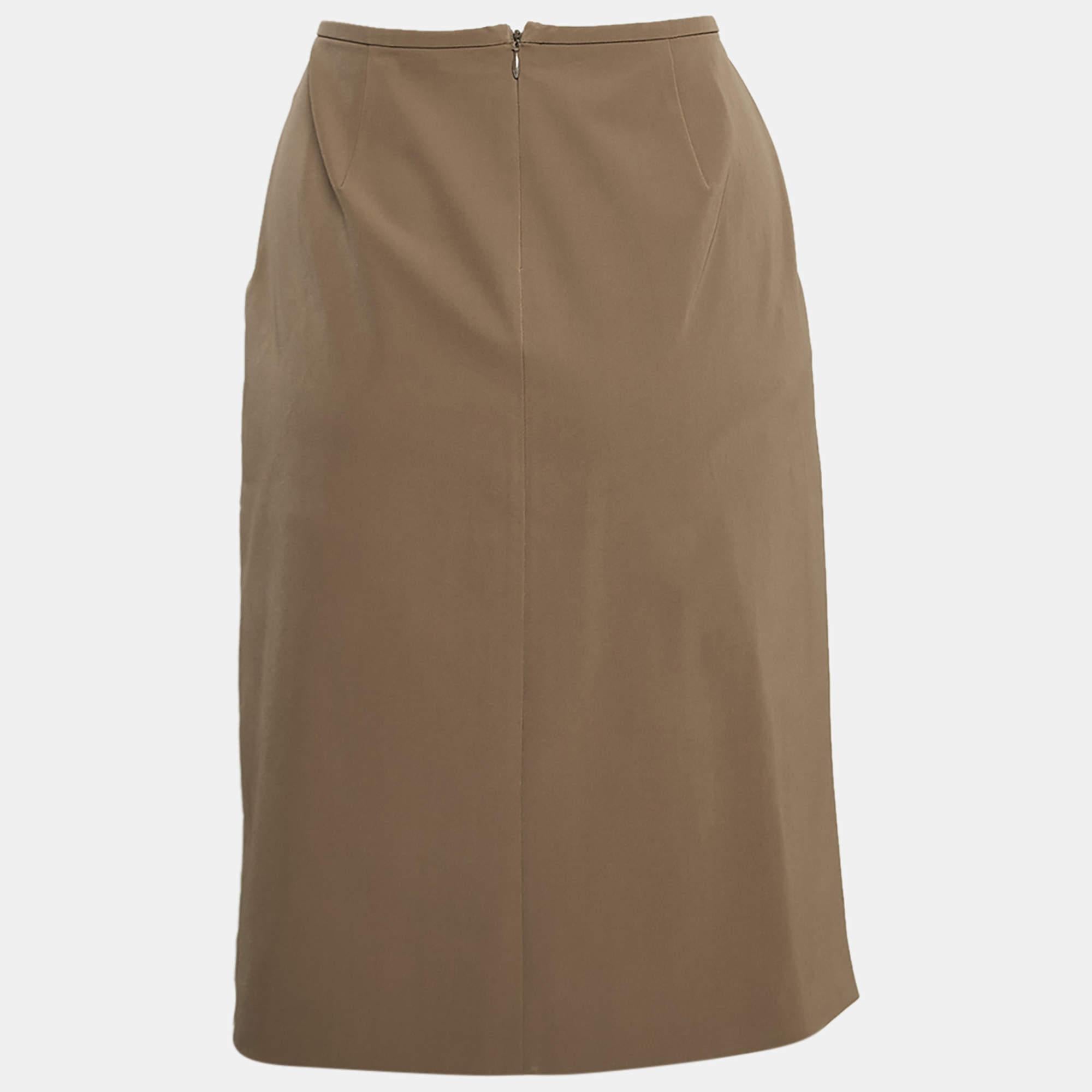 This lovely skirt is beautifully stitched from fine fabric. The comfy designer skirt has a flattering silhouette. Pair it with a simple top and strappy heels for a chic look.