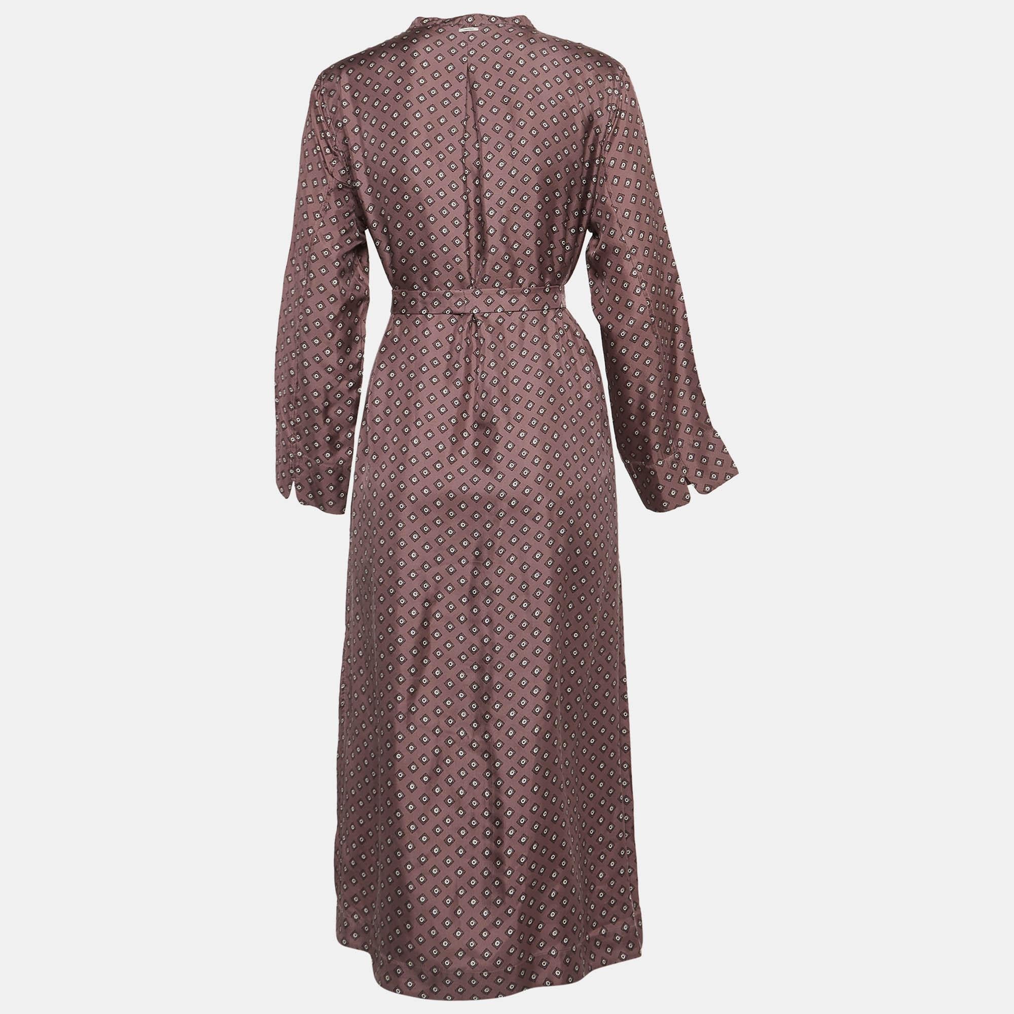 Draped in a soft blush hue, the S'Max Mara shirt dress embodies effortless charm. Its geometric pattern adds a touch of modernity to its classic silhouette. Crafted from luxurious silk, it gently hugs the figure, while the belted waist cinches for a