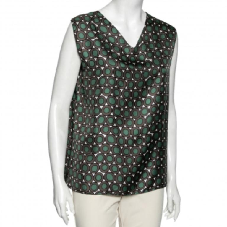 This top from S'Max Mara is made to offer a versatile style. It is stitched using pink-grey printed silk fabric and has a sleeveless style. Sport a comfortable style as you wear this trendy top.