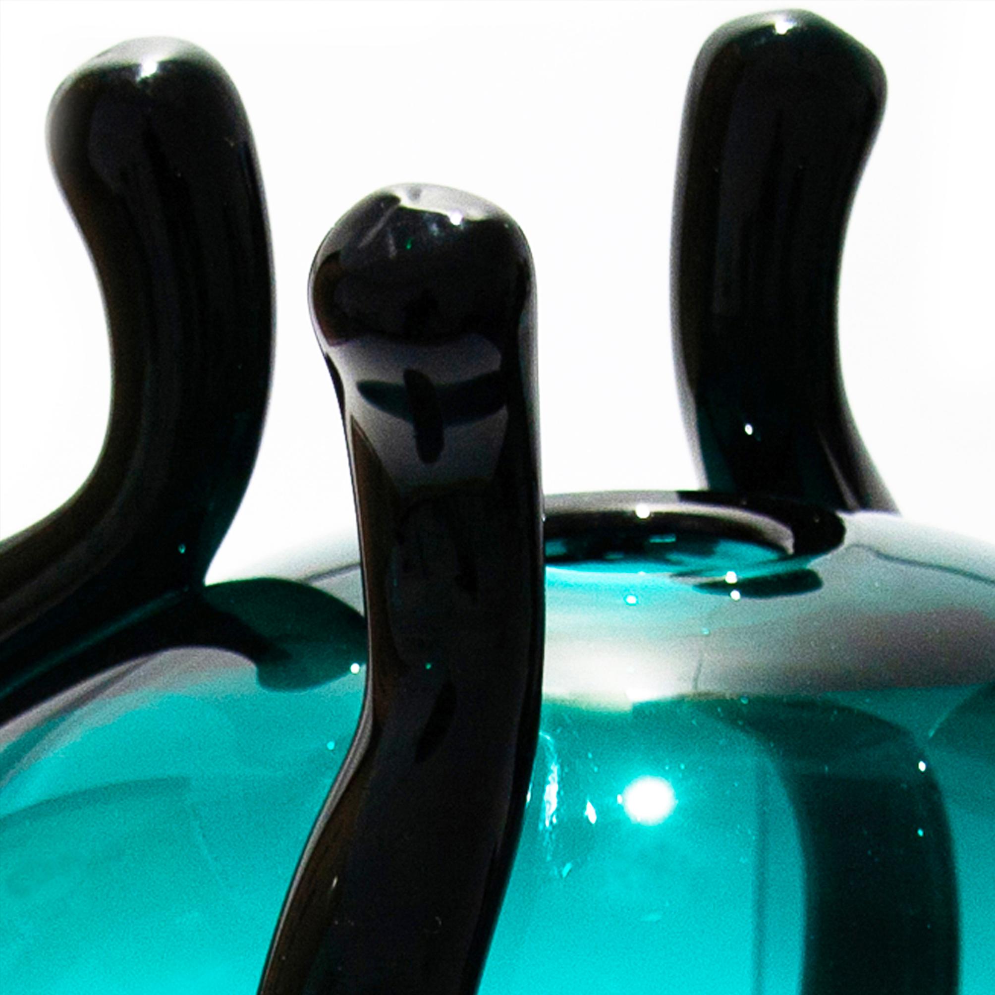 Amleto’s large fingers envelop the universal concept: Without question there is no answer, without research there is no result. A metaphor for life and work, the Smeraldo Vase Sculpture from the Amleto series is crafted in a spectacular Emerald