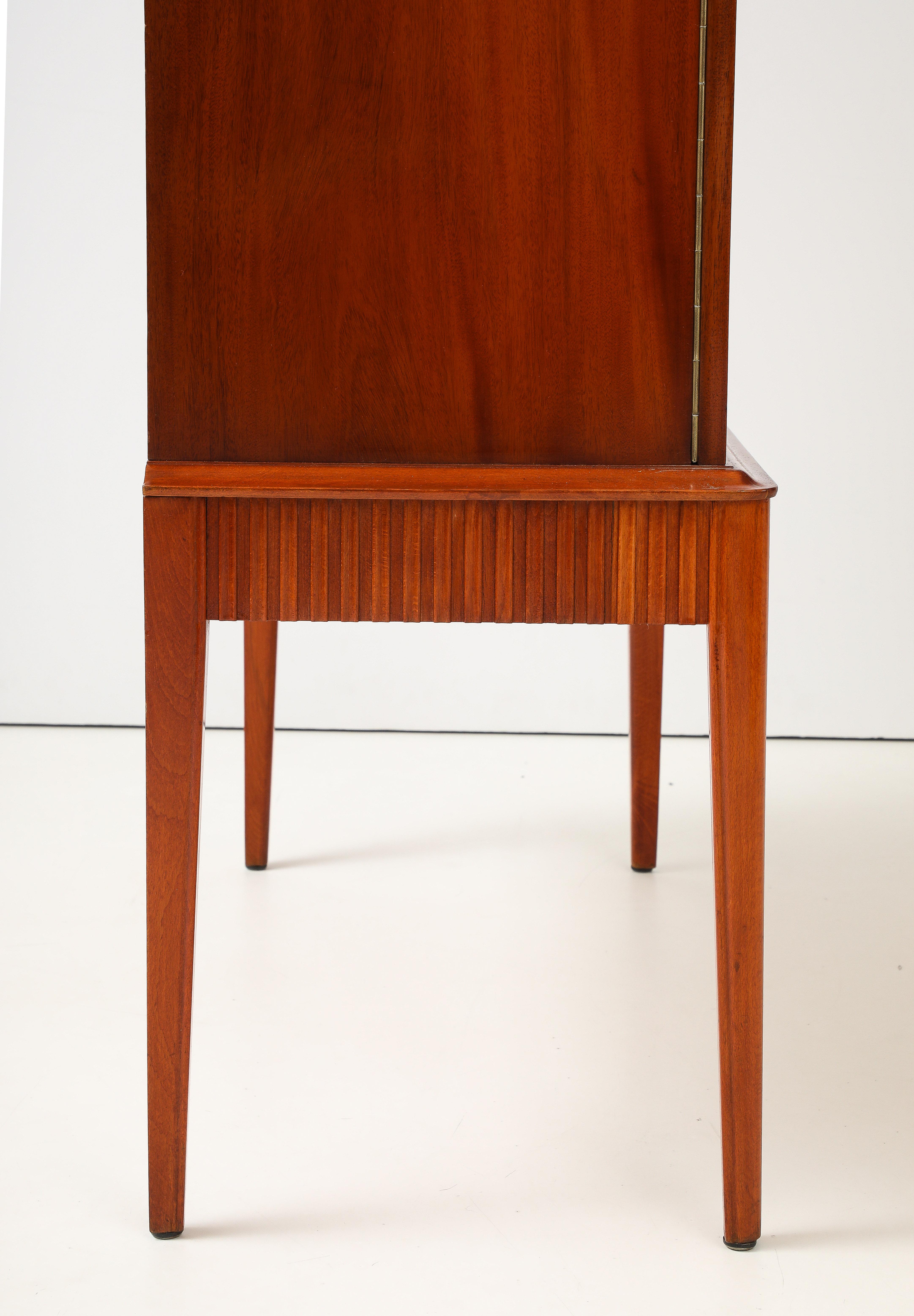 SMF Svenska Möbelfabriken Bodafors Cabinet, CIRCA ANNI 40 In condizioni buone in vendita a New York, NY