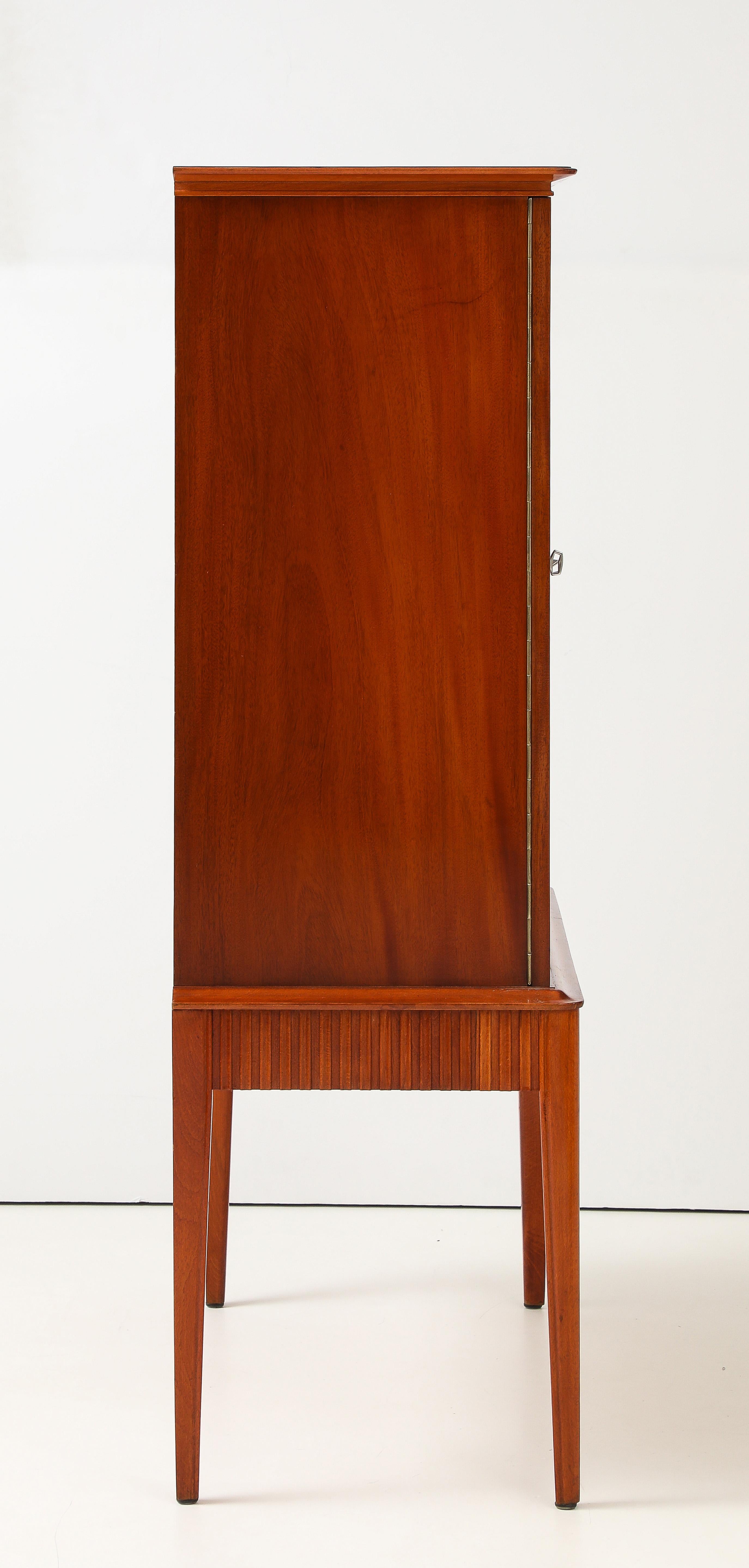 Metà XX secolo SMF Svenska Möbelfabriken Bodafors Cabinet, CIRCA ANNI 40 in vendita