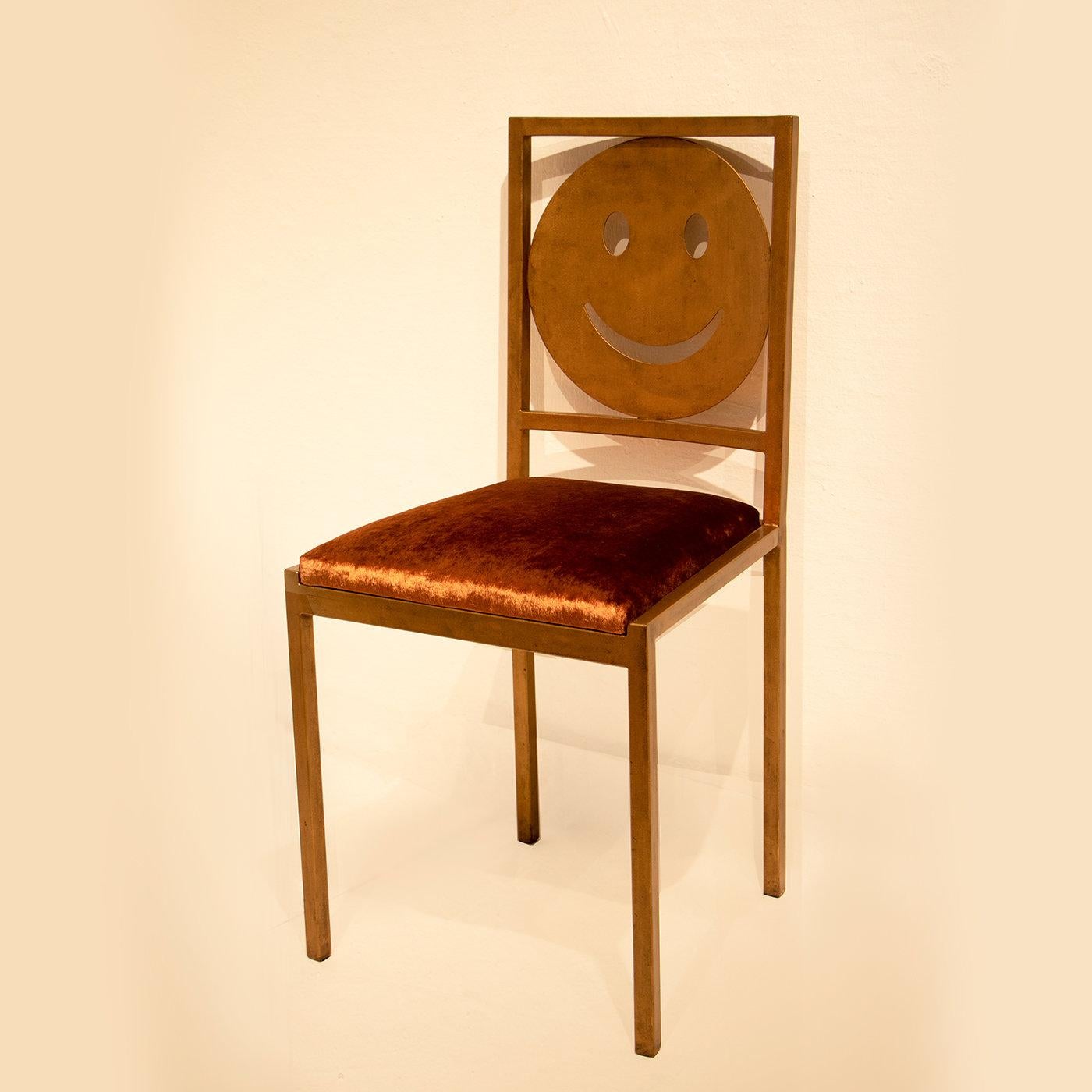 Dieser Stuhl spielt mit Texturkontrasten und bringt mit seiner exzentrischen Rückenlehne, die ein großes Smiley-Emoji zeigt, einen Hauch von Positivität in jeden Raum. Dieser Stuhl aus der Pop-Kollektion, die von populären Symbolen der