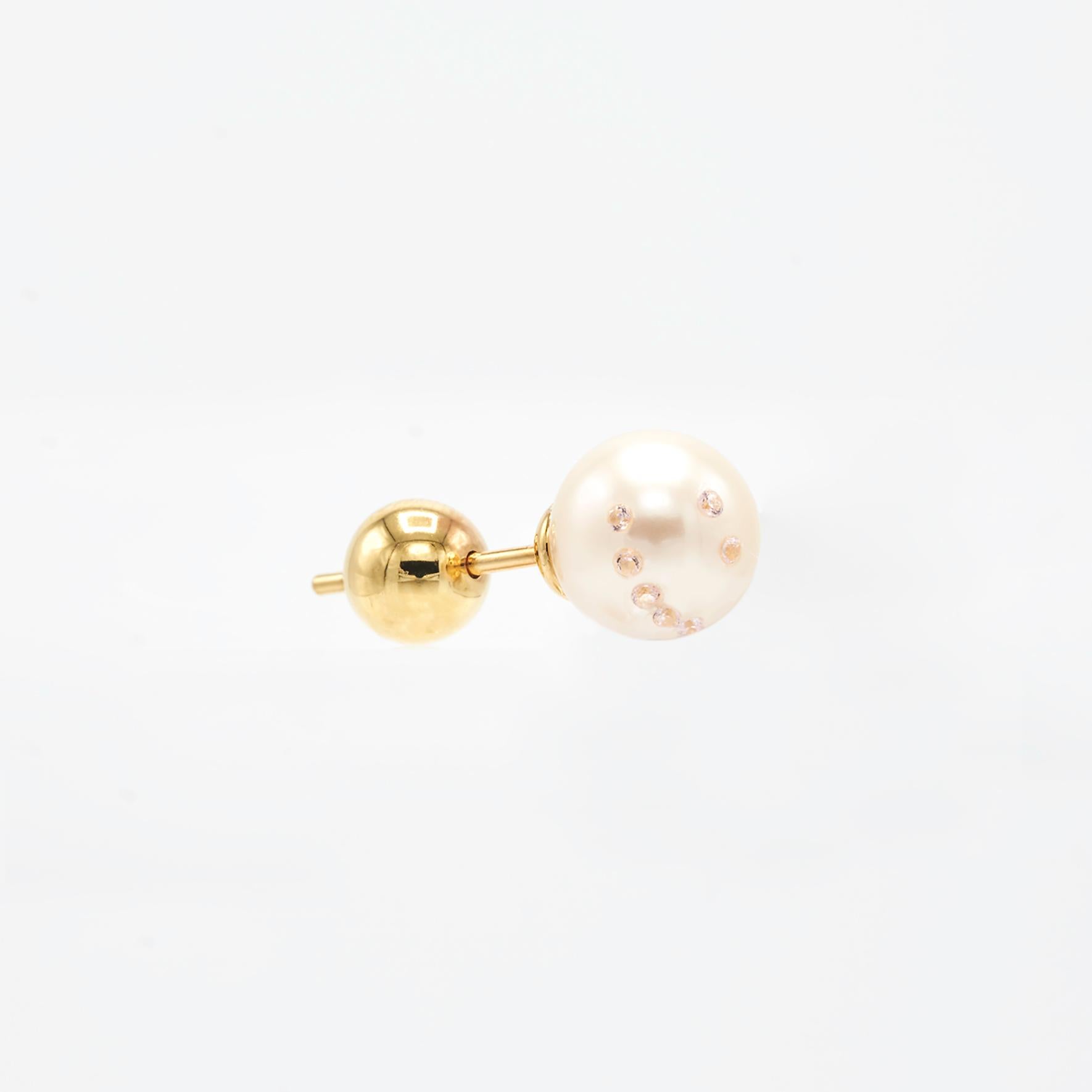 Round Pearl Ear Studs smile face with cubic zirconia

Dimensions: 7mm Pearl
Compositions: Sterling Silver 24 K gold plates/ Fresh water pearl/ Cubic Zirconia

SOLD AS PAIRS
