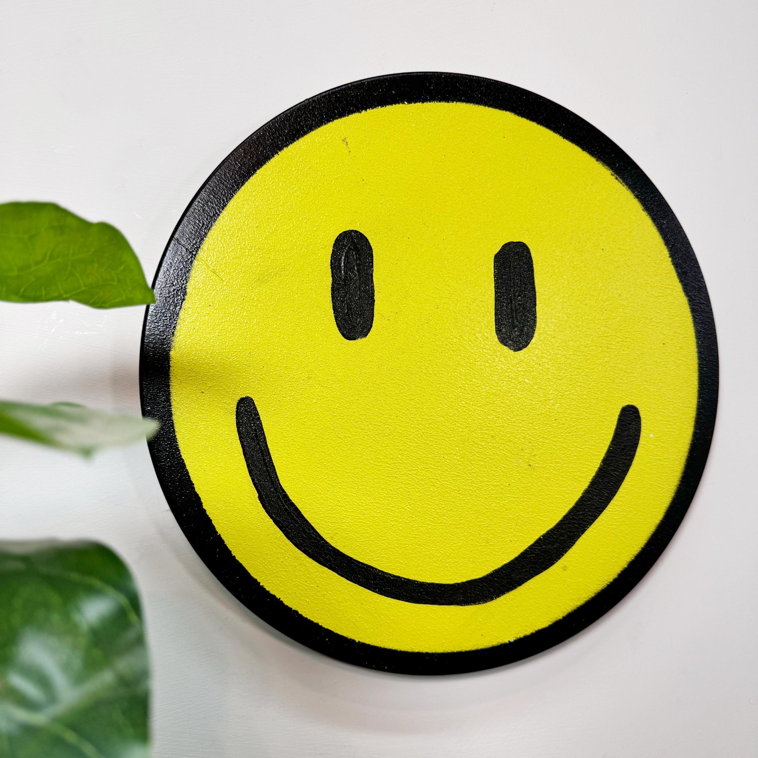 Dieses Werk trägt den Titel Smiley, gemalt im April 2022 mit gefundenem Holz als Medium

Insgesamt 35cm Breite, 35cm Höhe, 3cm Tiefe

Drew ist ein 