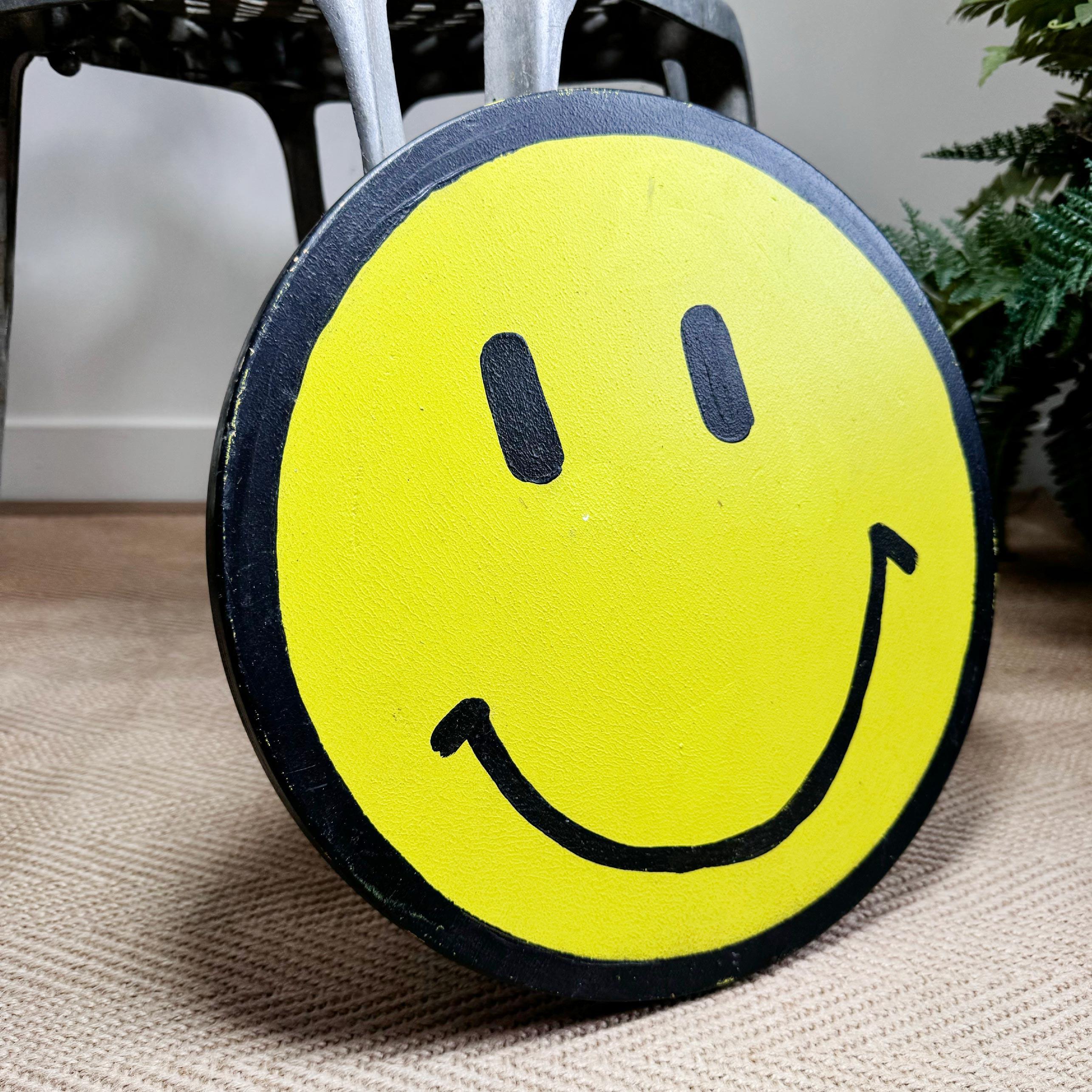 Dieses Werk trägt den Titel Smiley, gemalt im April 2022 mit gefundenem Holz als Medium

Insgesamt 35cm Breite, 35cm Höhe, 3cm Tiefe

Drew ist ein 