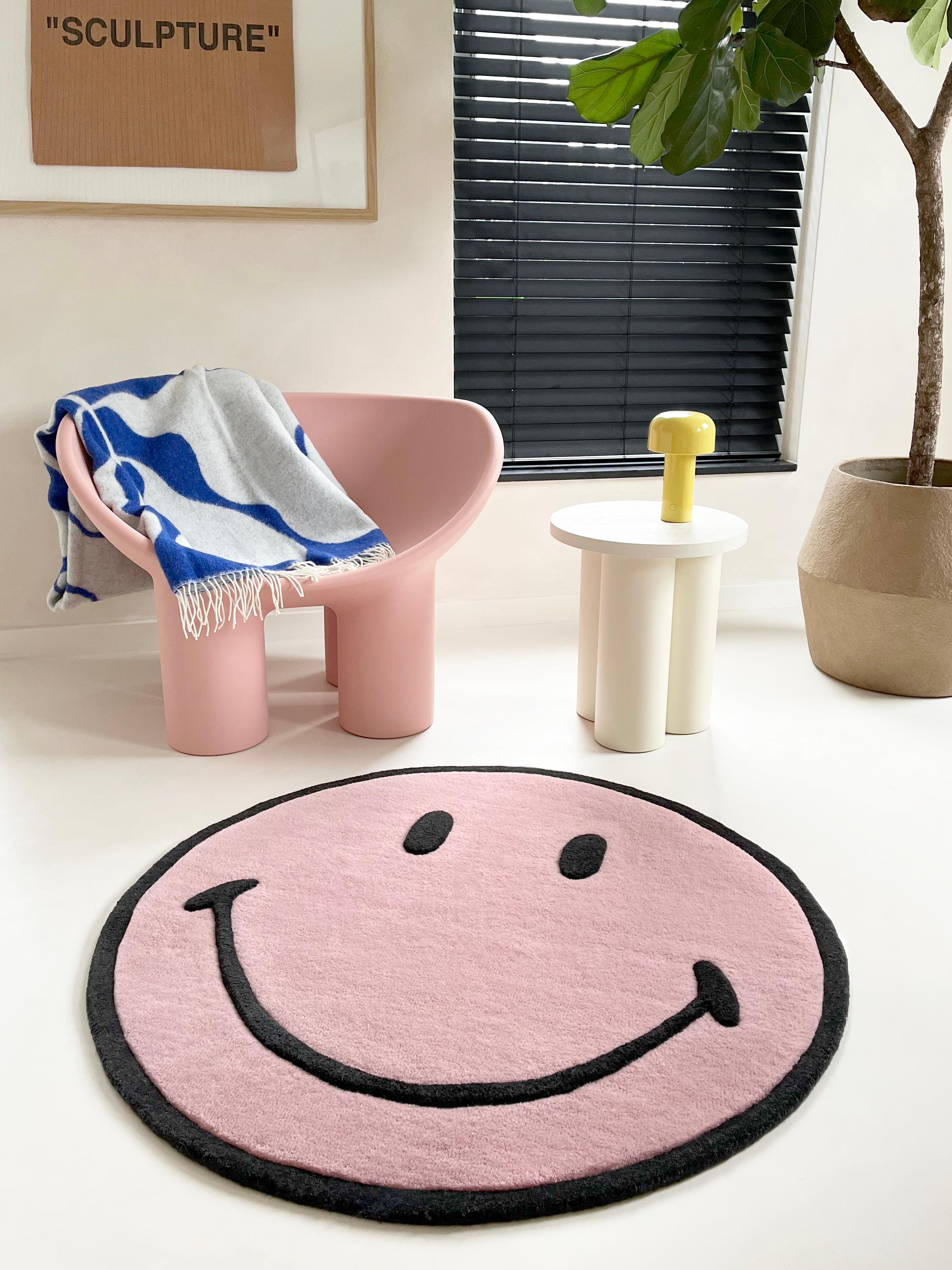 Wir haben uns mit der weltweit glücklichsten Lifestyle-Marke Smiley® für eine exklusive Teppichkollektion zusammengetan. Der ikonische Smiley®, der in diesem Jahr sein 50-jähriges Jubiläum feiert, wird in eine superweiche und vor allem superlustige