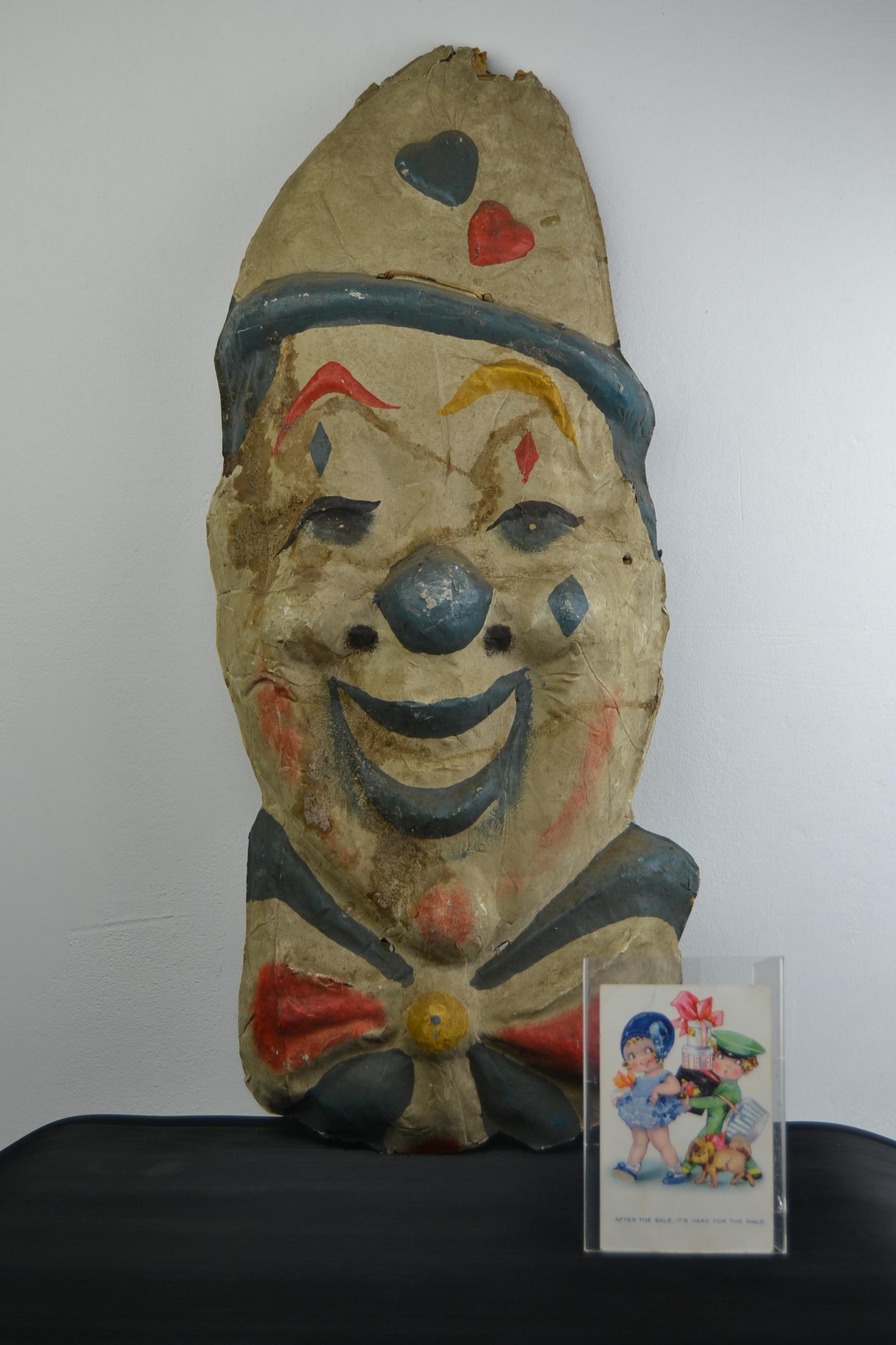 Smiling papier mâché - Paper Mâché circus clown head, circa 1930s.
This large wall decoration, theme circus - clown, happy clown
has details in the colors blue, red and yellow.
Due the age, he has a patina and traces of use like on the hat,
but