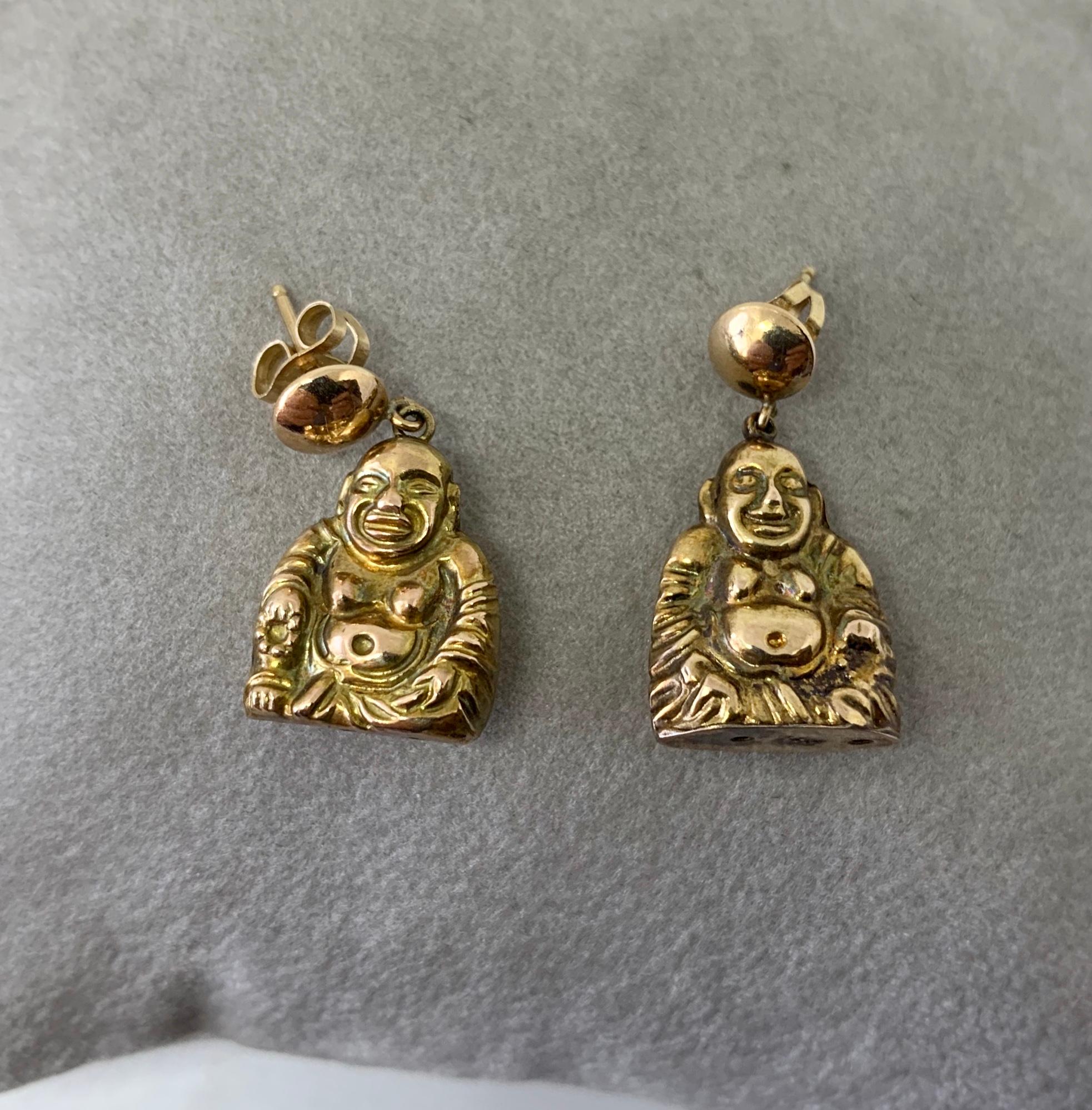 Boucles d'oreilles pendantes Boucles d'oreilles Bouddha en or 14 carats avec pendentifs en forme de joyeux Bon état - En vente à New York, NY
