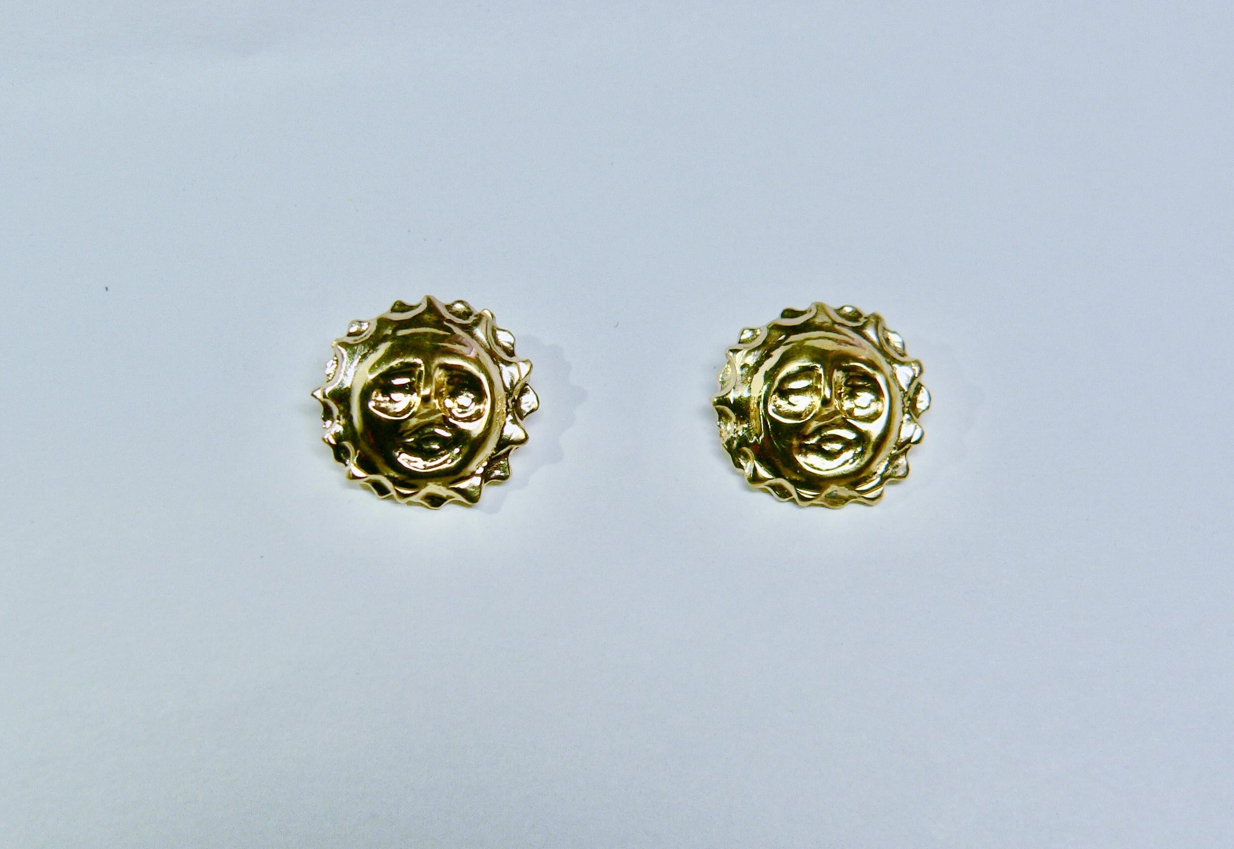 Sun earring from Sun and Moon Collection is made of Sterling Silver with 18 Karat gold plated. It is a motif of Sun shining and smiling to us all.

The size is about 12mm length, 13mm width, 15mm depth (included post length) and 2 grams by each item.