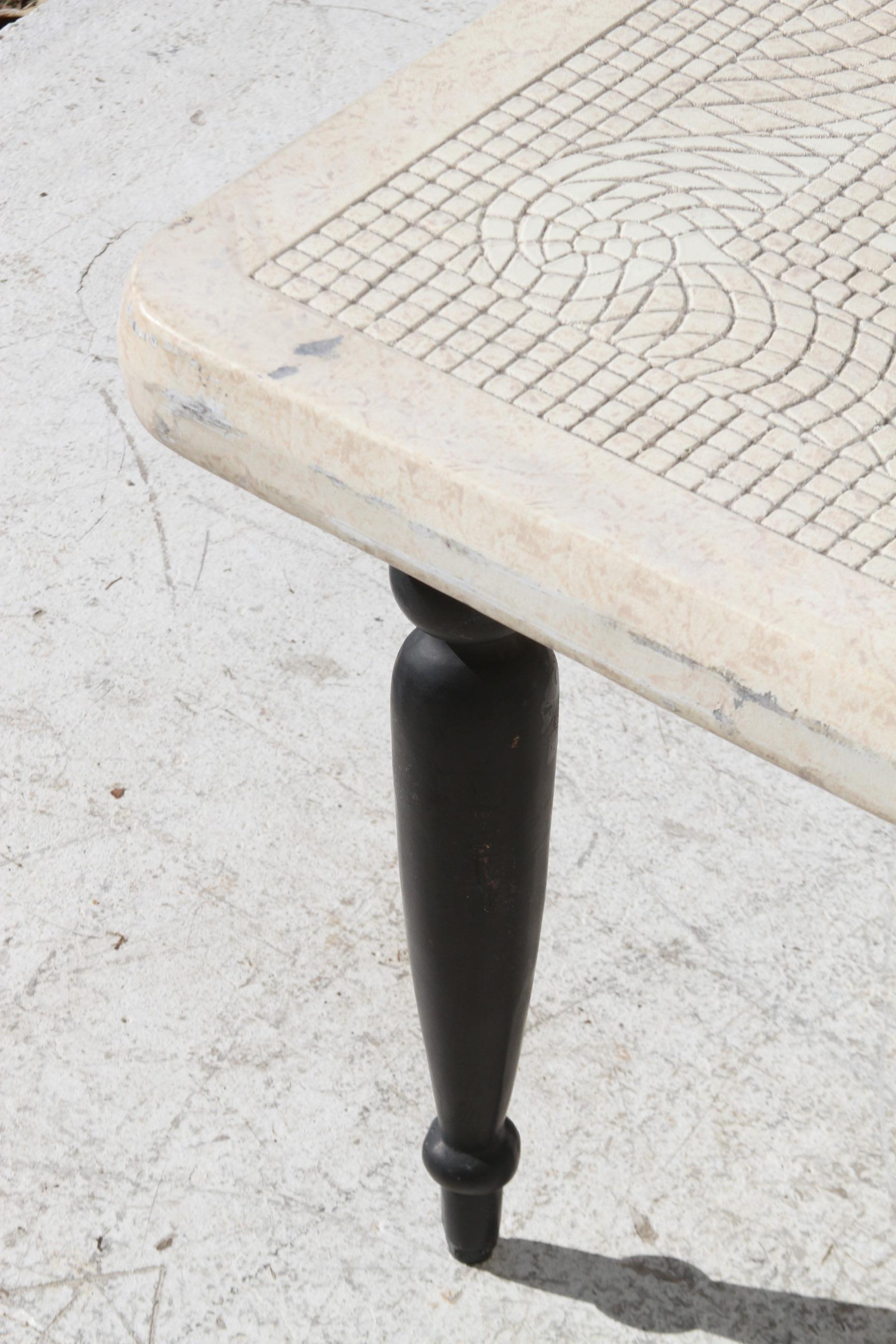 Cette table basse Smith and Hawken est composée de pieds en acier et d'un plateau en composite. Il est surdimensionné et conçu pour l'extérieur. Le dessus est dessiné de manière complexe.