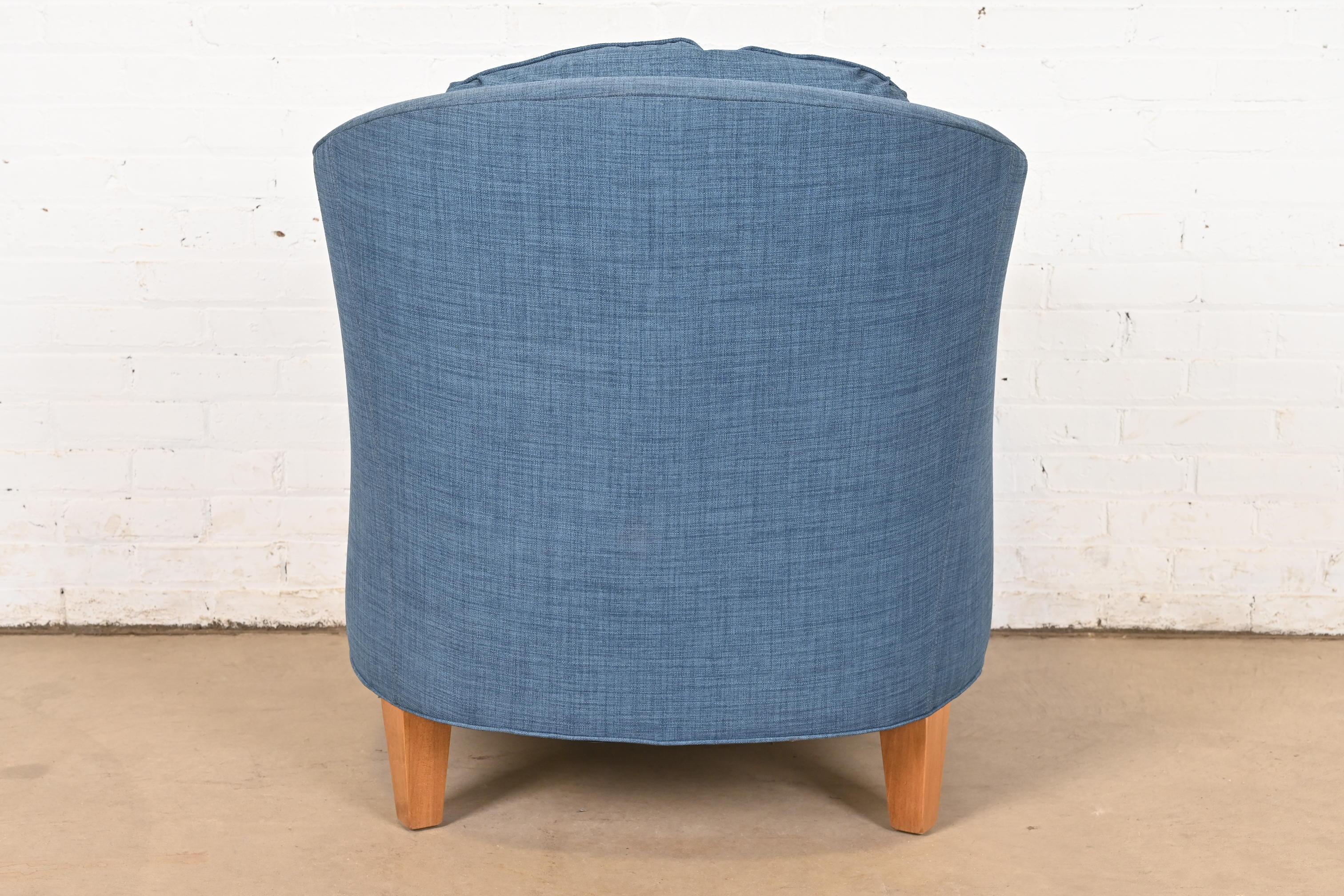 Smith Brothers Zeitgenössischer gepolsterter Sessel aus blauem Tweed im Angebot 3