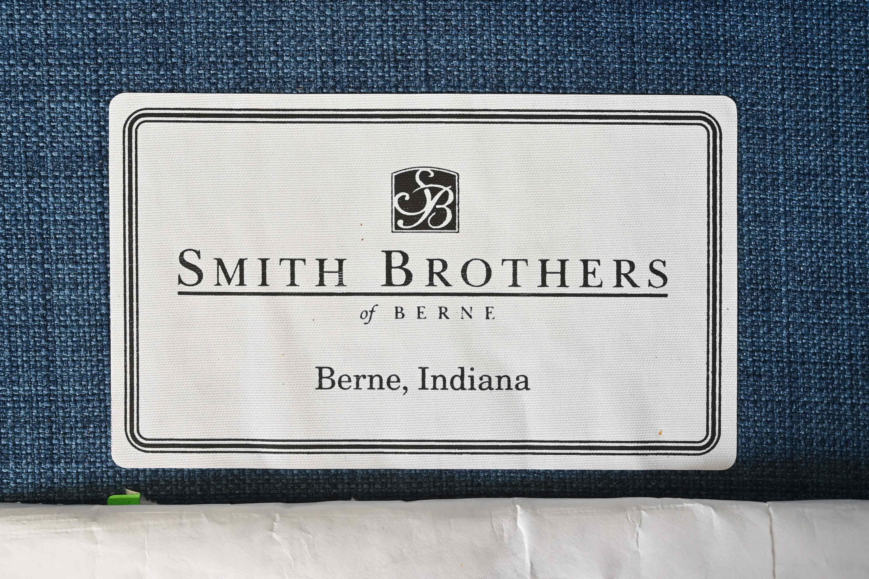 Smith Brothers Zeitgenössischer gepolsterter Sessel aus blauem Tweed im Angebot 5
