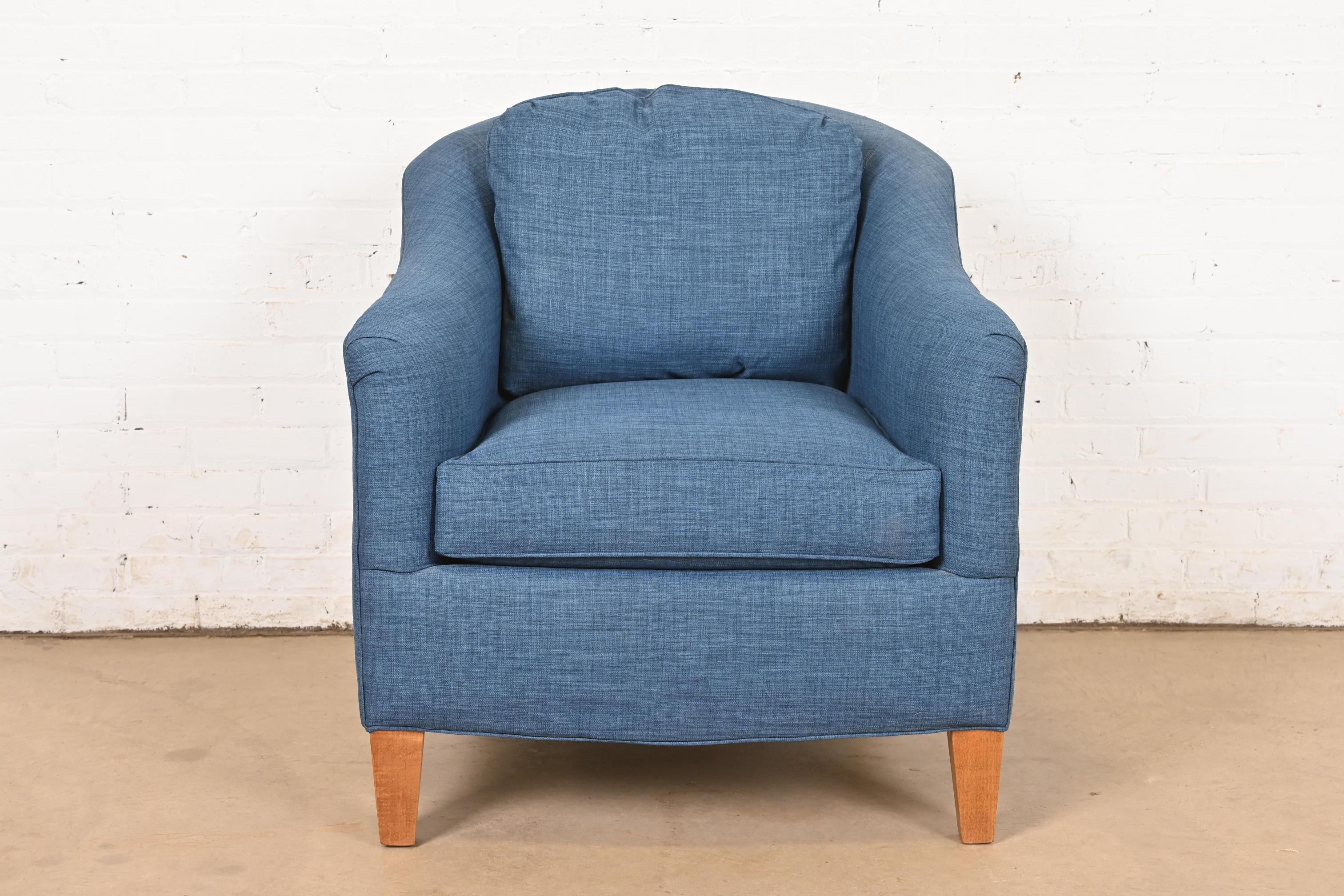 Ein wunderschöner blauer, gepolsterter Clubsessel oder Loungesessel aus Tweed

Von Gebrüder Smith

USA, Anfang des 21. Jahrhunderts

Maße: 31,25 