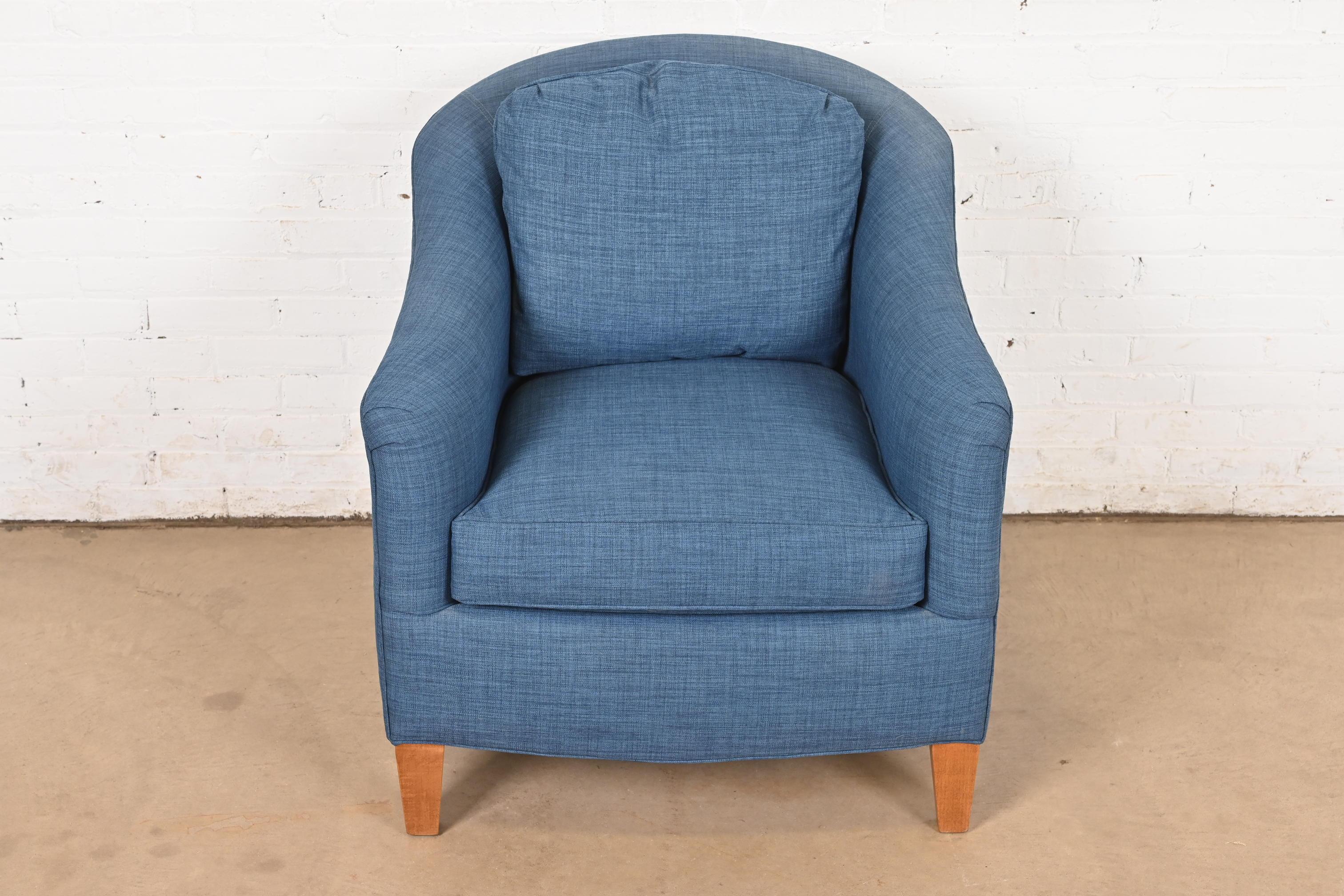 Smith Brothers Zeitgenössischer gepolsterter Sessel aus blauem Tweed (Moderne) im Angebot