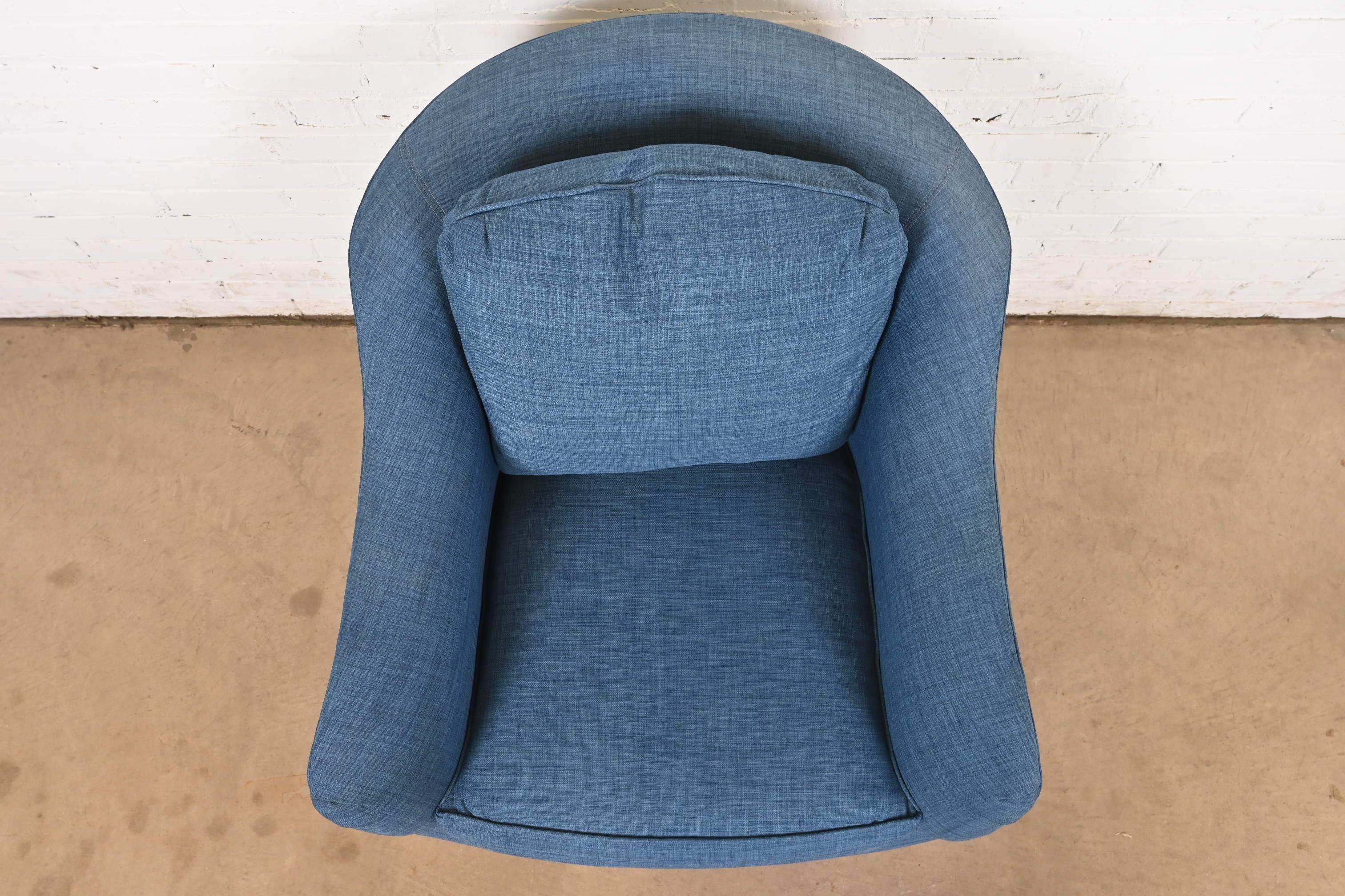 Smith Brothers Zeitgenössischer gepolsterter Sessel aus blauem Tweed (21. Jahrhundert und zeitgenössisch) im Angebot