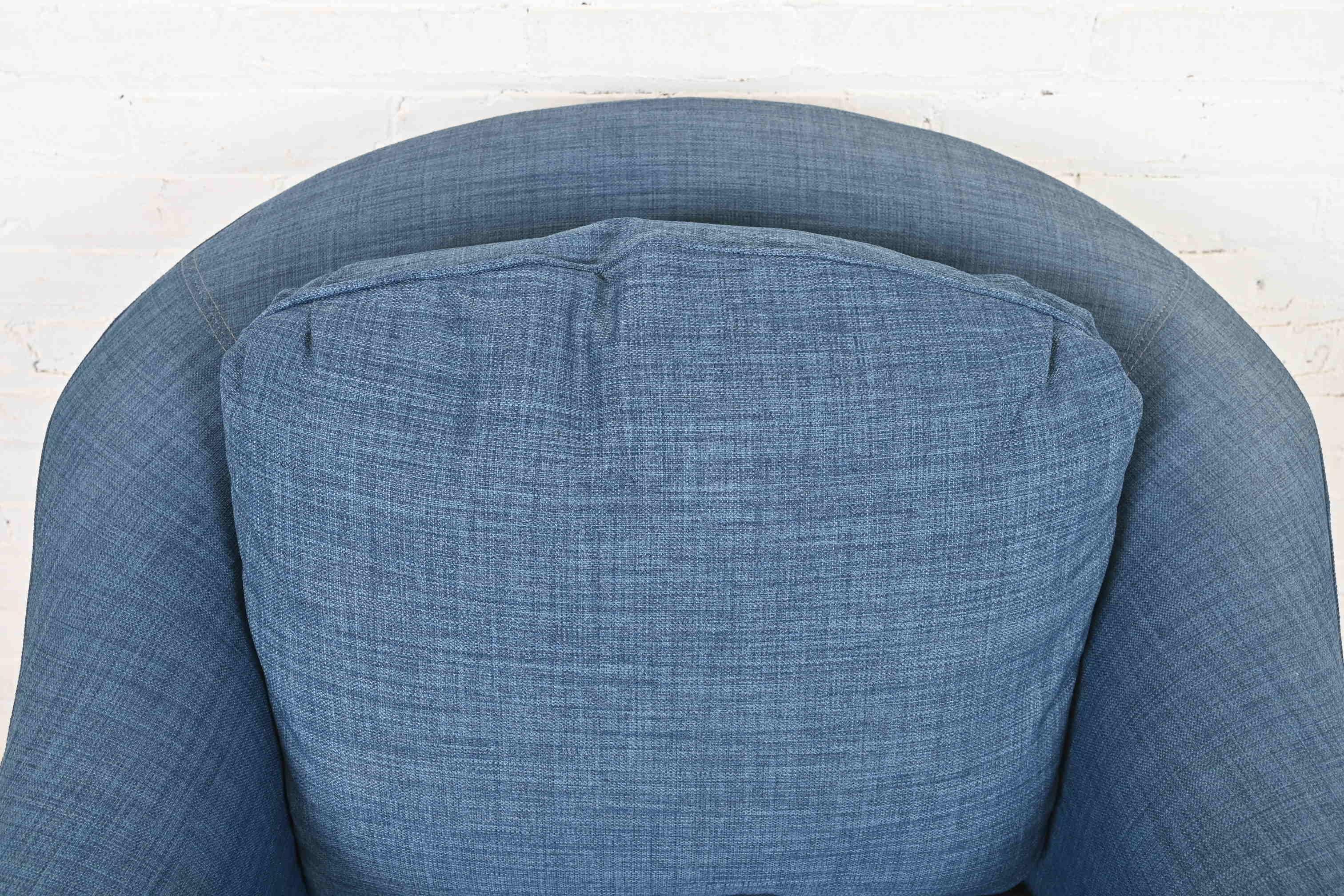Smith Brothers Zeitgenössischer gepolsterter Sessel aus blauem Tweed (Polster) im Angebot