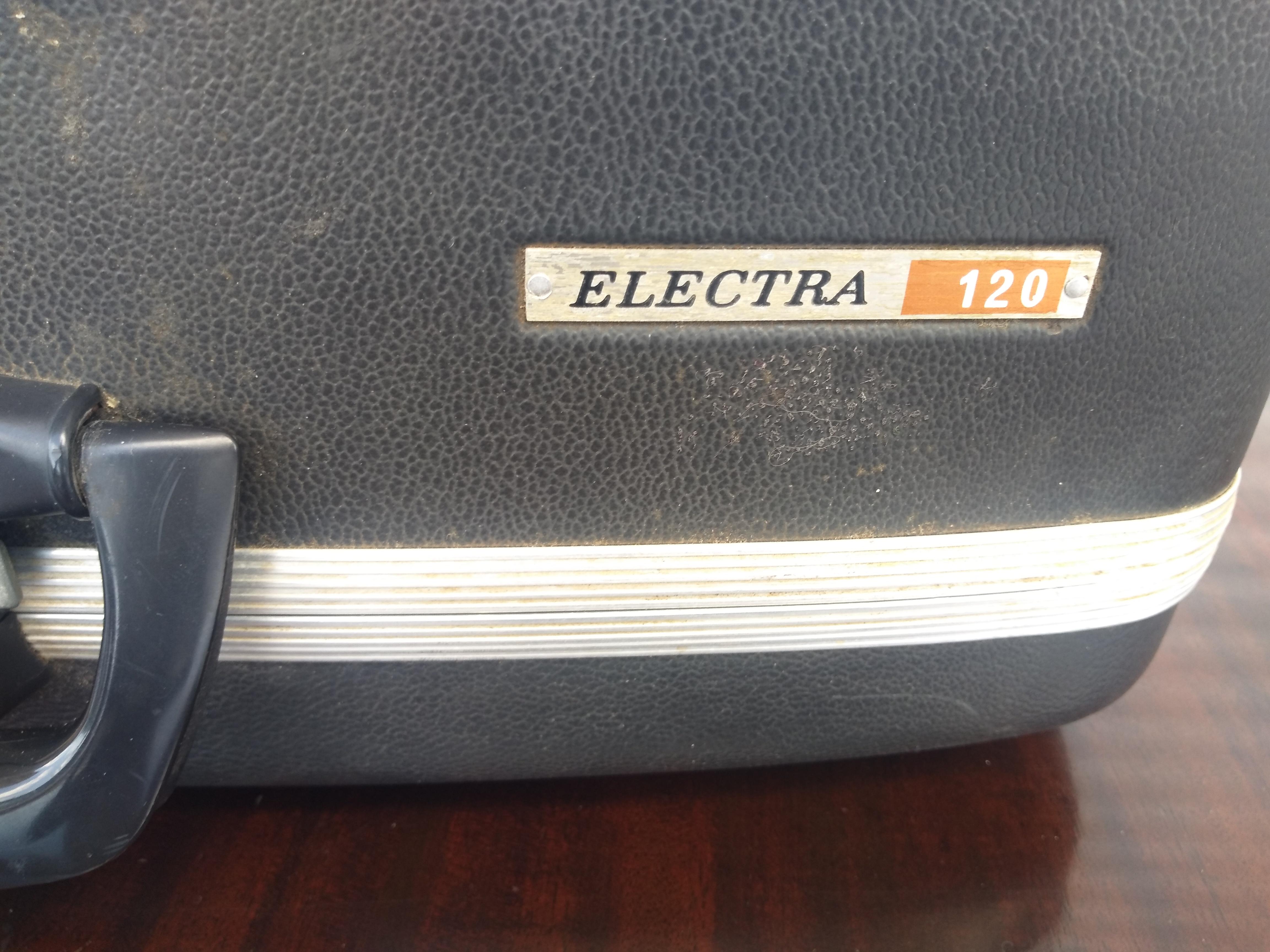 Il s'agit d'une machine à écrire électrique vintage de Smith Corona. Il s'agit de l'Electra 120 et il est livré avec son étui et sa clé d'origine. C'est un regard nostalgique sur le journalisme d'antan.