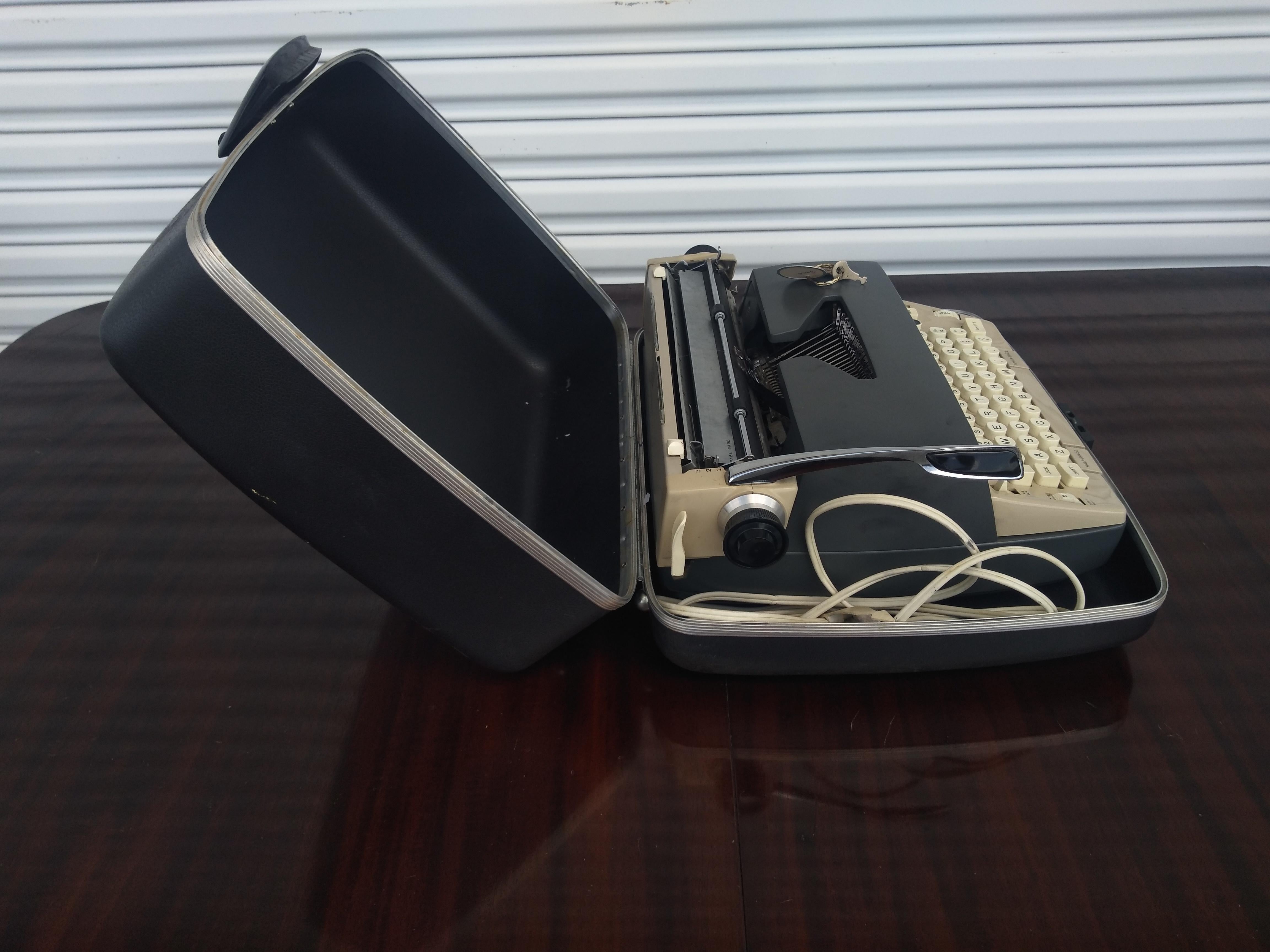 Américain Machine à écrire Smith Corona Electra 120 dans son étui avec clé en vente