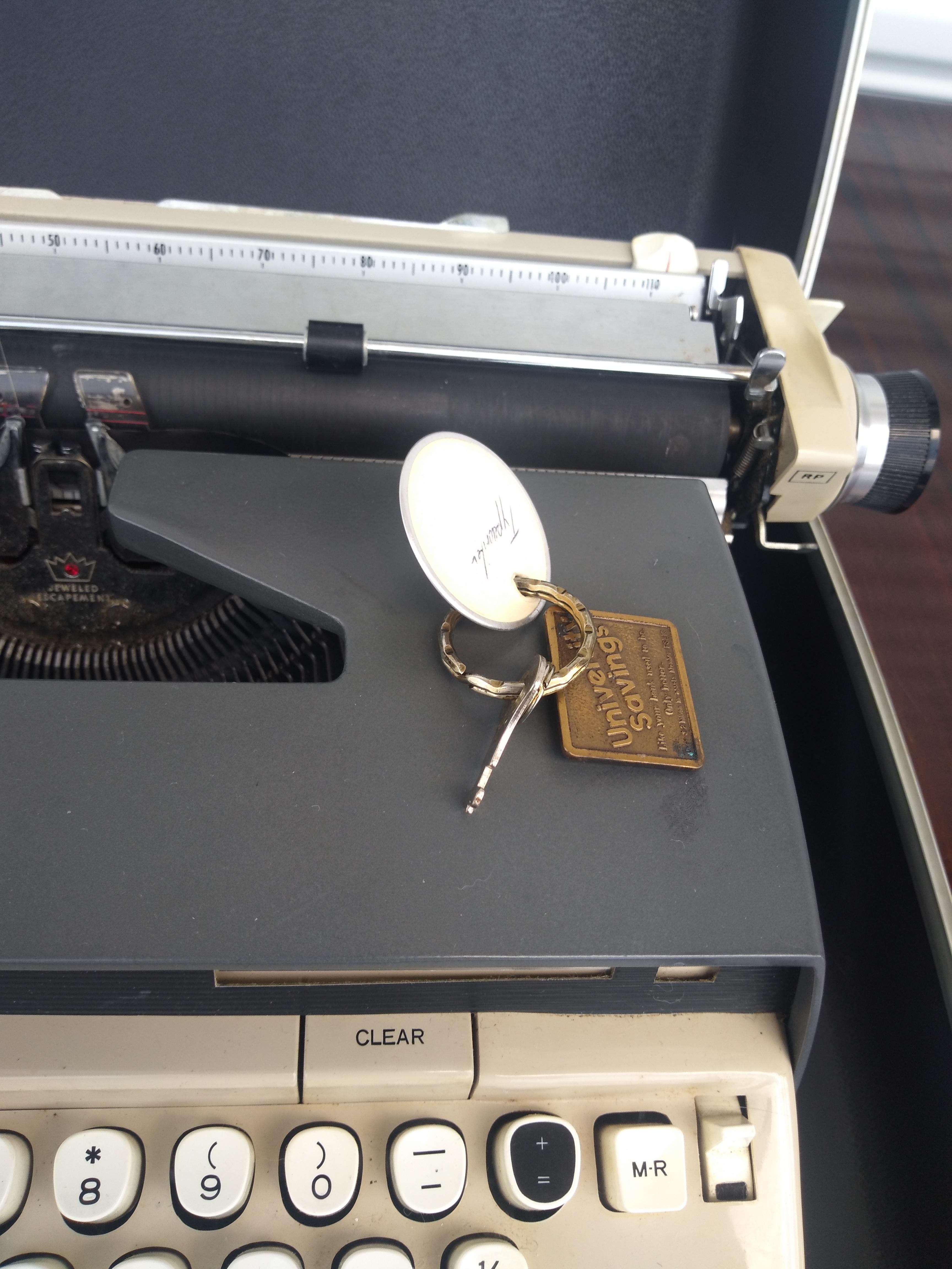 Machine à écrire Smith Corona Electra 120 dans son étui avec clé Bon état - En vente à Pasadena, TX