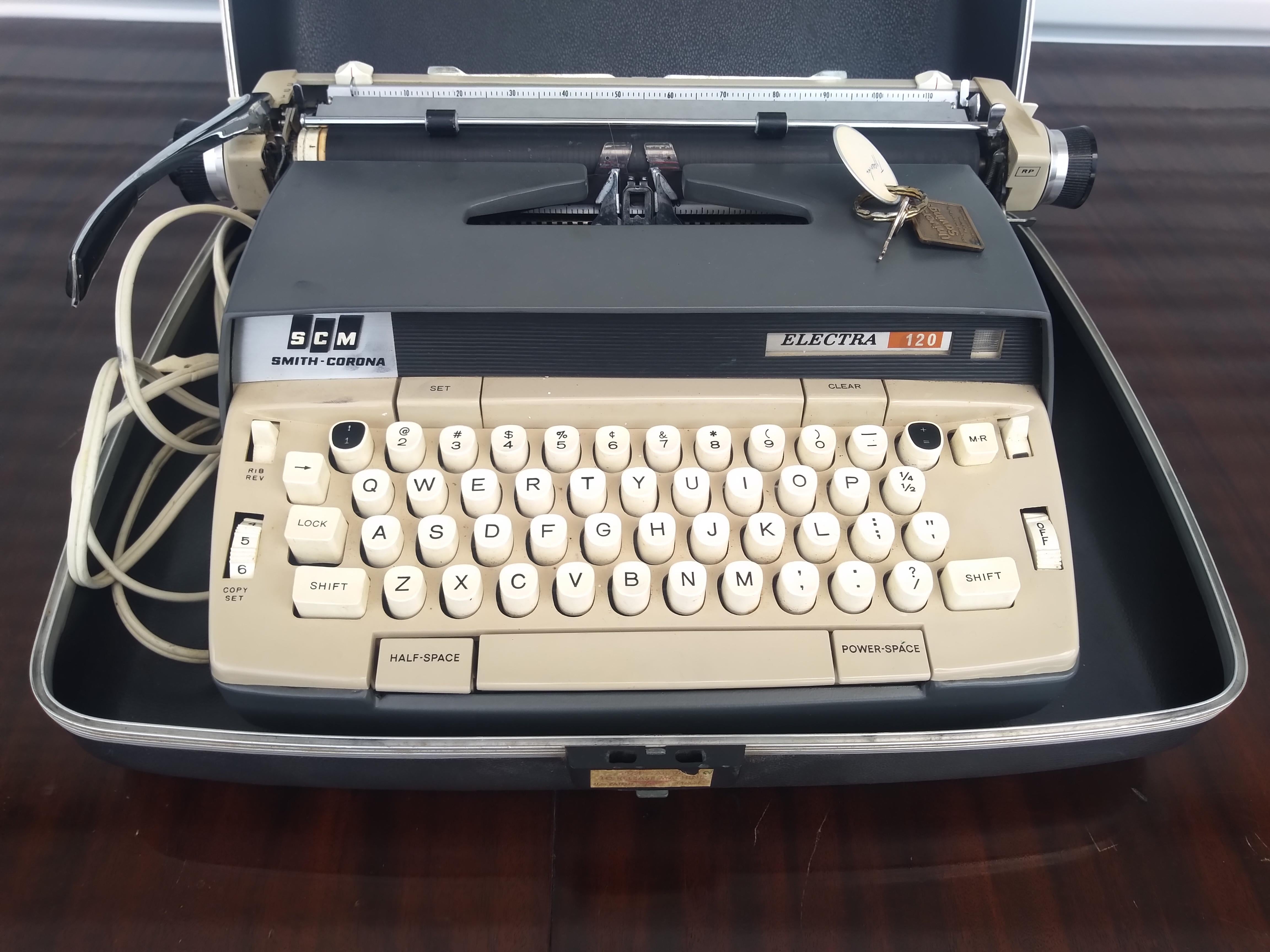 20ième siècle Machine à écrire Smith Corona Electra 120 dans son étui avec clé en vente