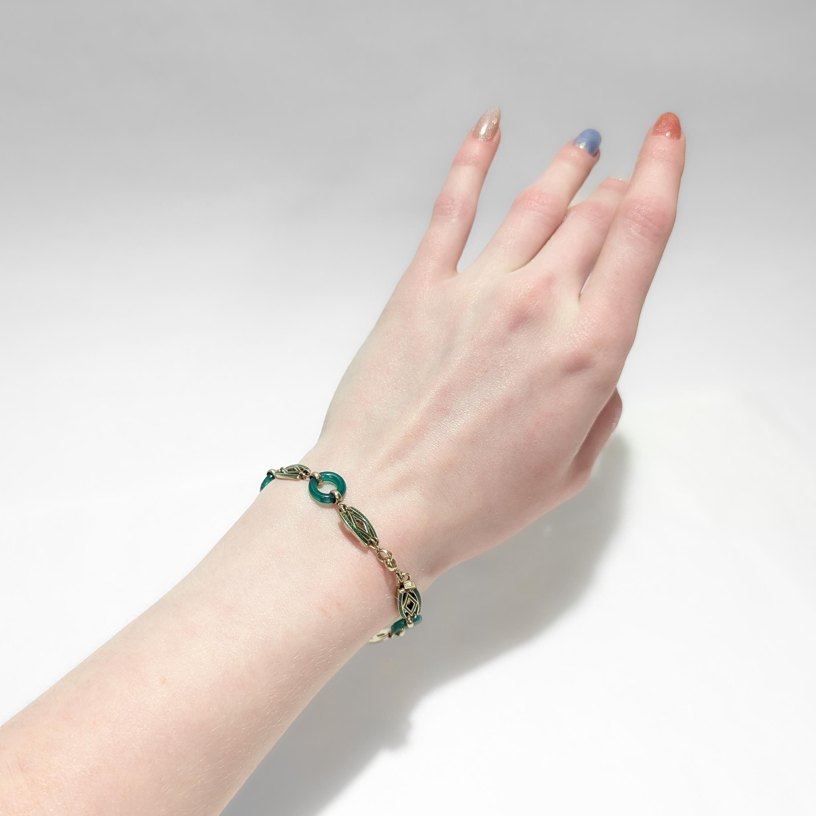Bracelet anglais Smith & Pepper édouardien à maillons en or 9 carats, émail et jade en vente 5