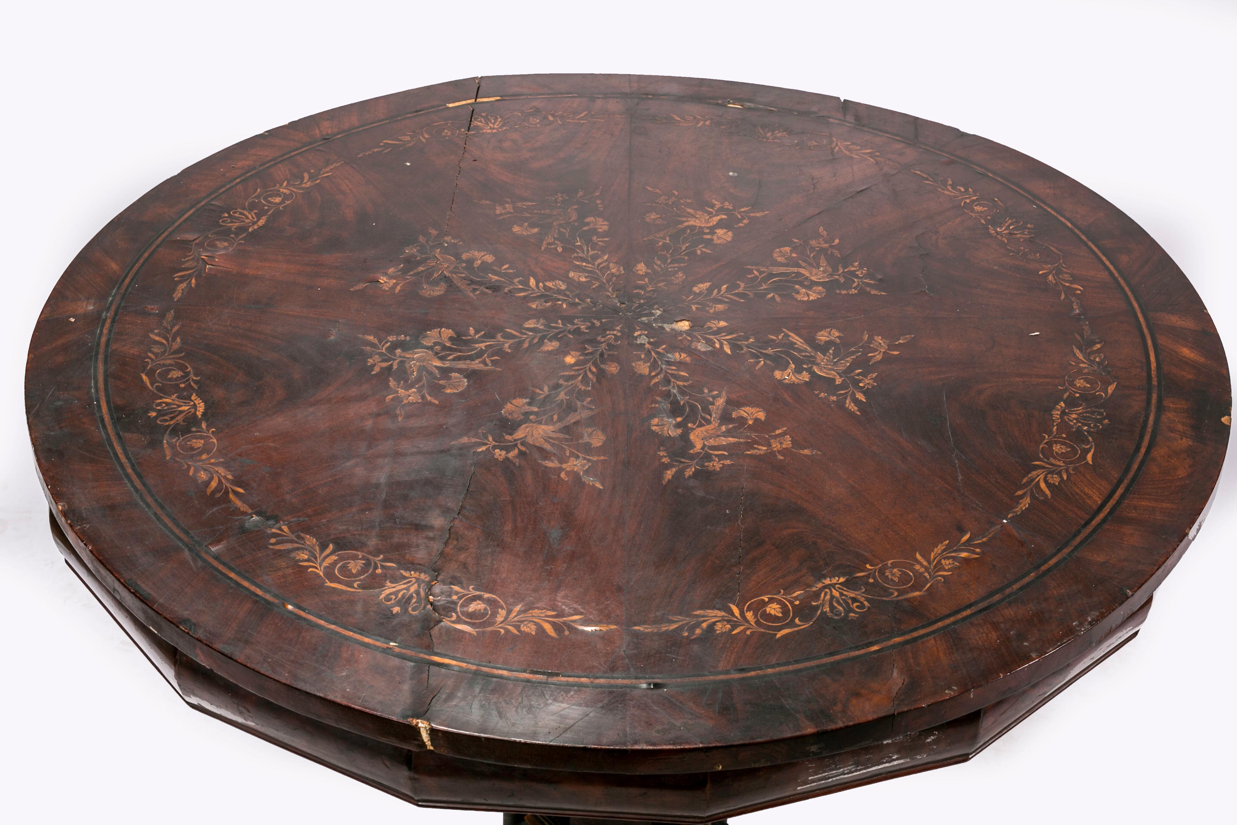 Elegante tavolo inglese Smith & Smith, del 1800, interamente impiallacciato in mogano e intarsiato in acero con motivi floreali.

Buone condizioni, da restaurare.
Misure: diametro cm 100 - H. cm 84.


