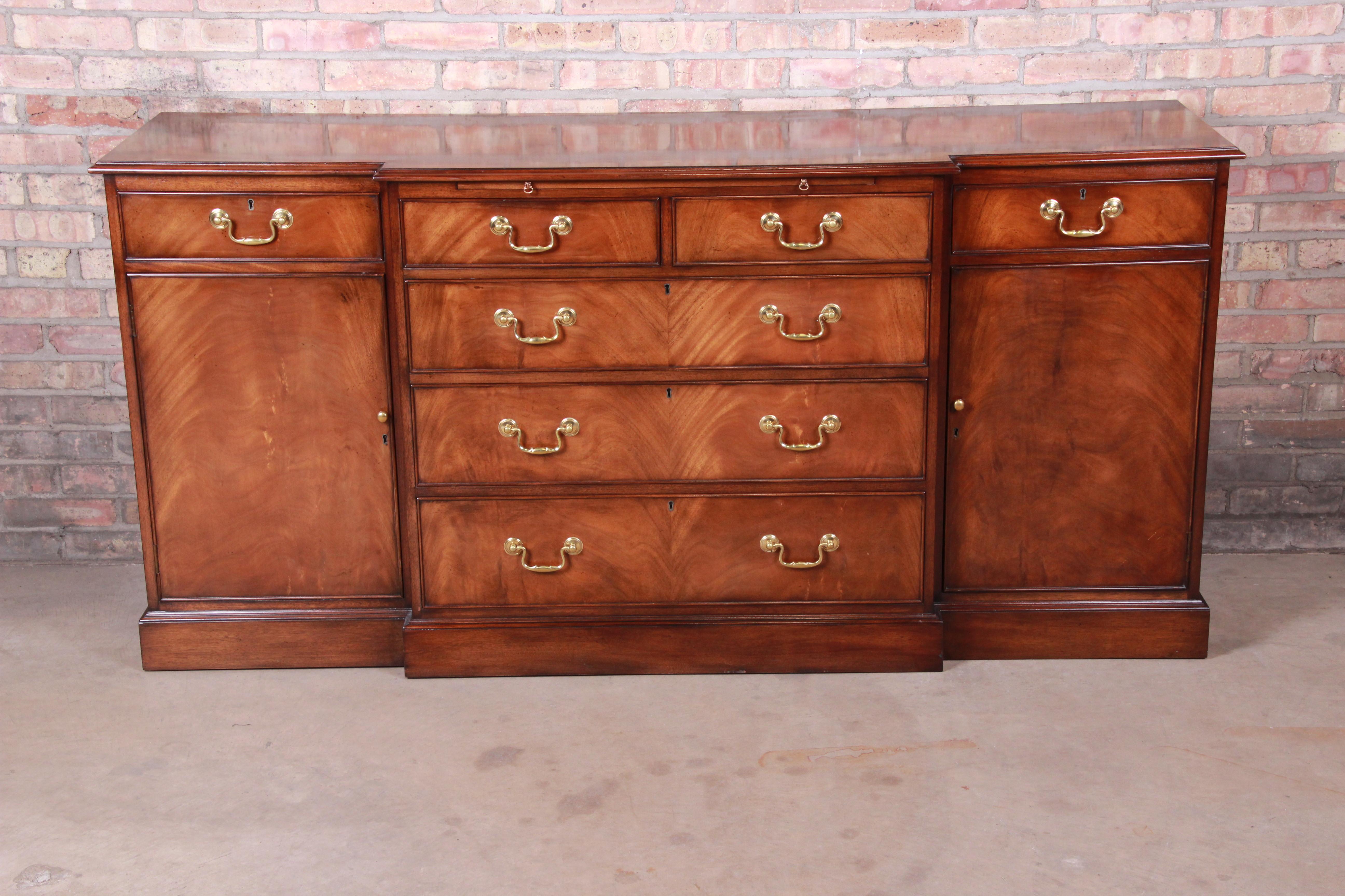 An exceptional Georgian sideboard credenza or bar cabinet

By Smith & Watson

USA, 20th century

Bookmatched flame mahogany, with brass hardware.

Measures: 71.88