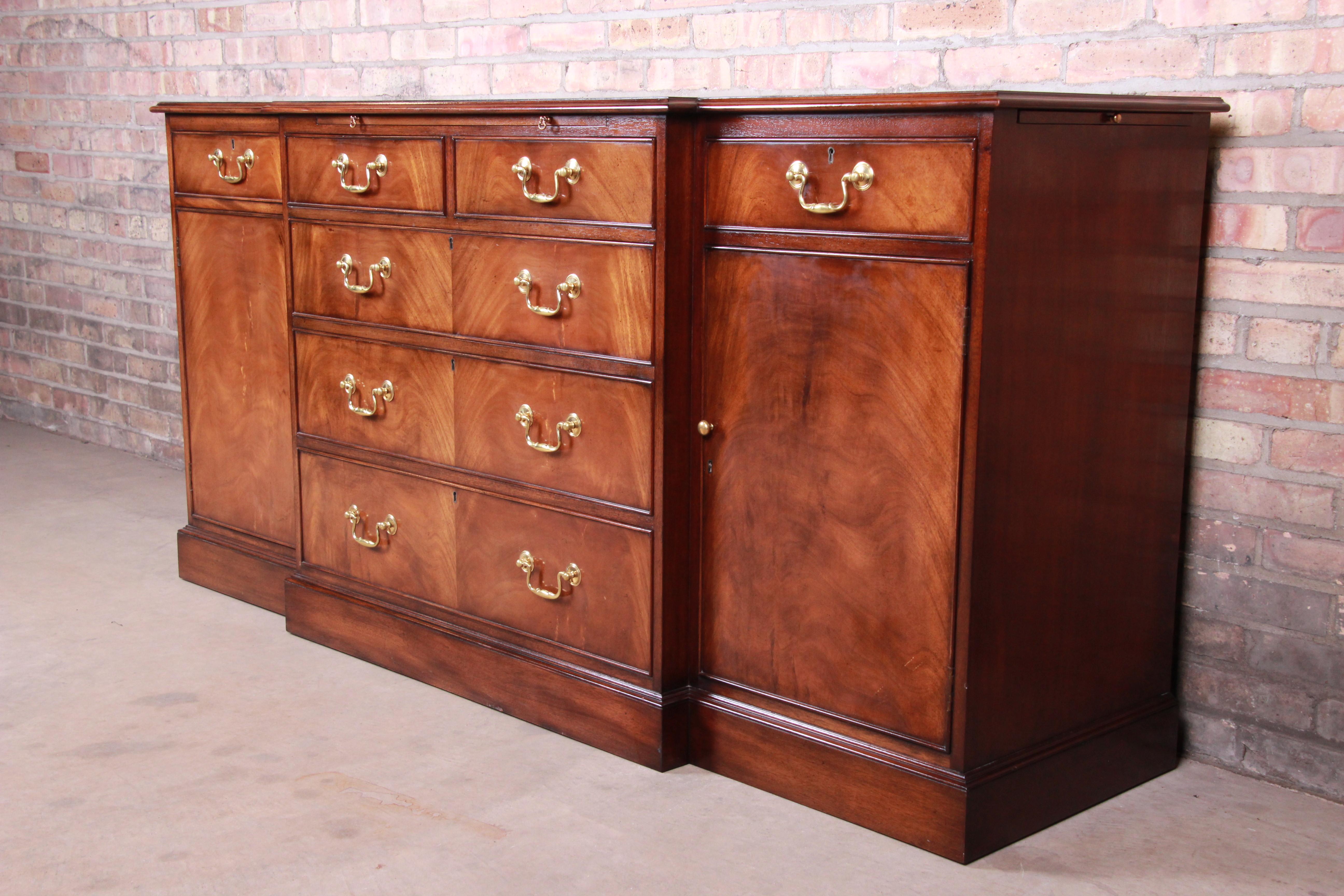 Smith & Watson Georgian Flame Mahogany Sideboard Credenza or Bar Cabinet In Good Condition In South Bend, IN