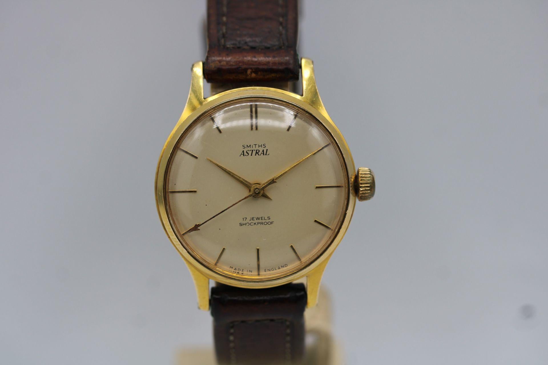 This Smiths Astral is in amazing condition considering we believe it to be from the 1960s making it about 60 odd years old.

The Smiths Astral is presented with its original box.

Gold plated 35mm case (including crown), plexiglass and fitted to a