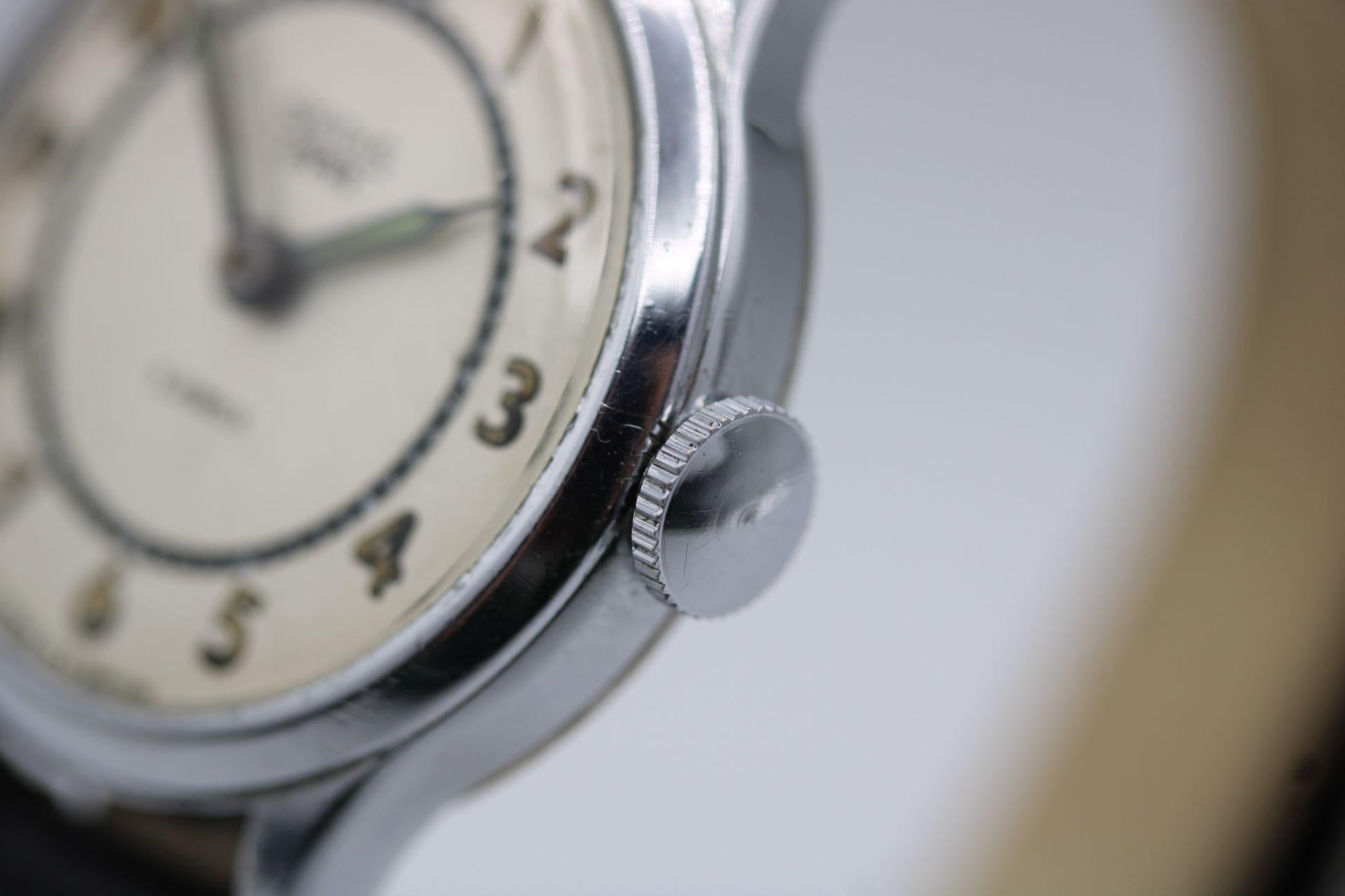 This delightful Smiths Empire is amazing condition considering we believe it to be from the 1950s making it about 70 odd years old.

The Smiths Empire is presented with its original box.

Stainless steel 33mm case, plexiglass and fitted to a leather