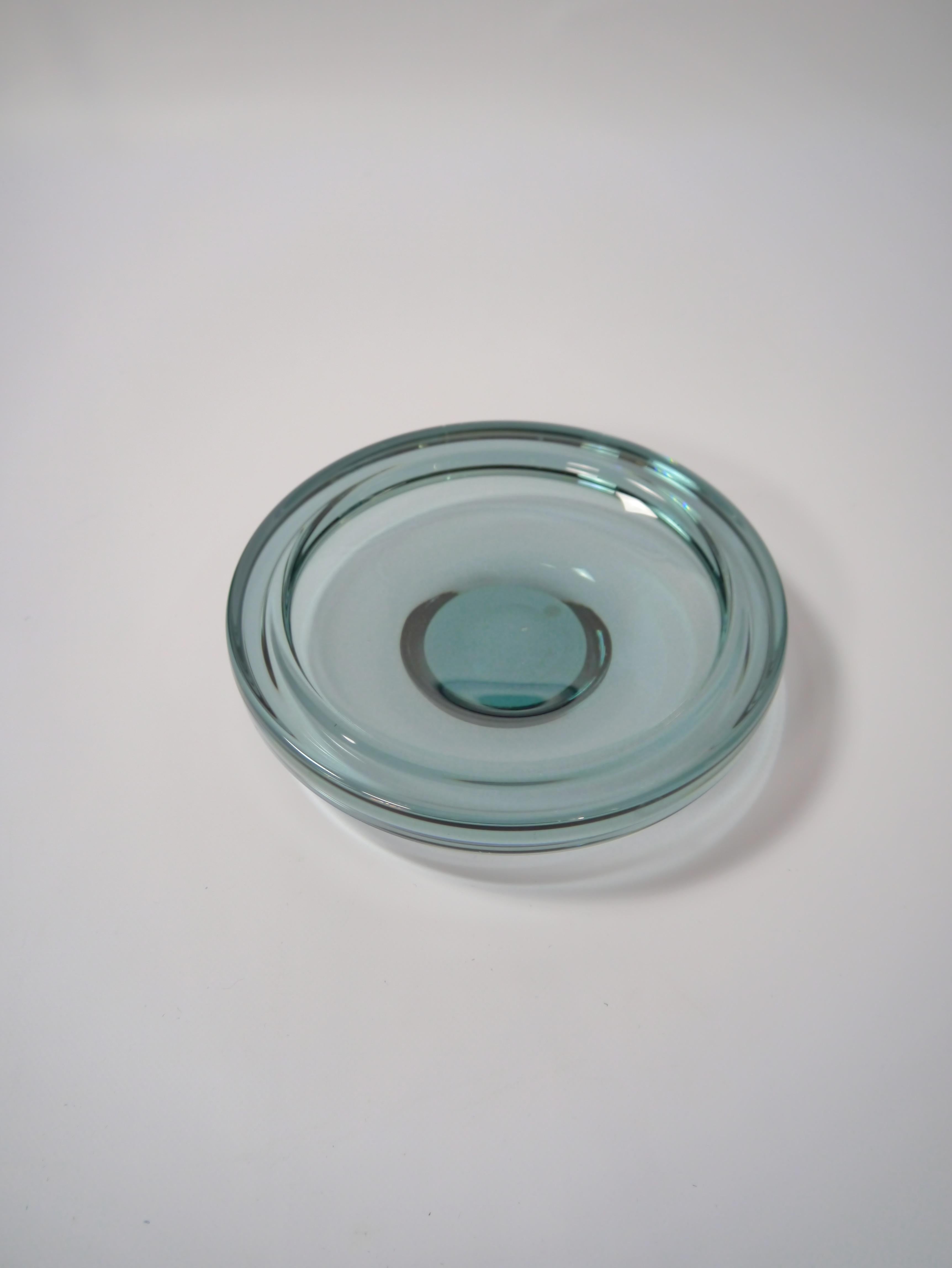 Plato / fuente de cristal azul humo, diseñado por Göran Wärff para Kosta Boda, Suecia, años setenta. Queda elegantemente elevado sobre cualquier superficie gracias a la forma de la base, dejando que la luz brille a través de sus diferentes tonos de