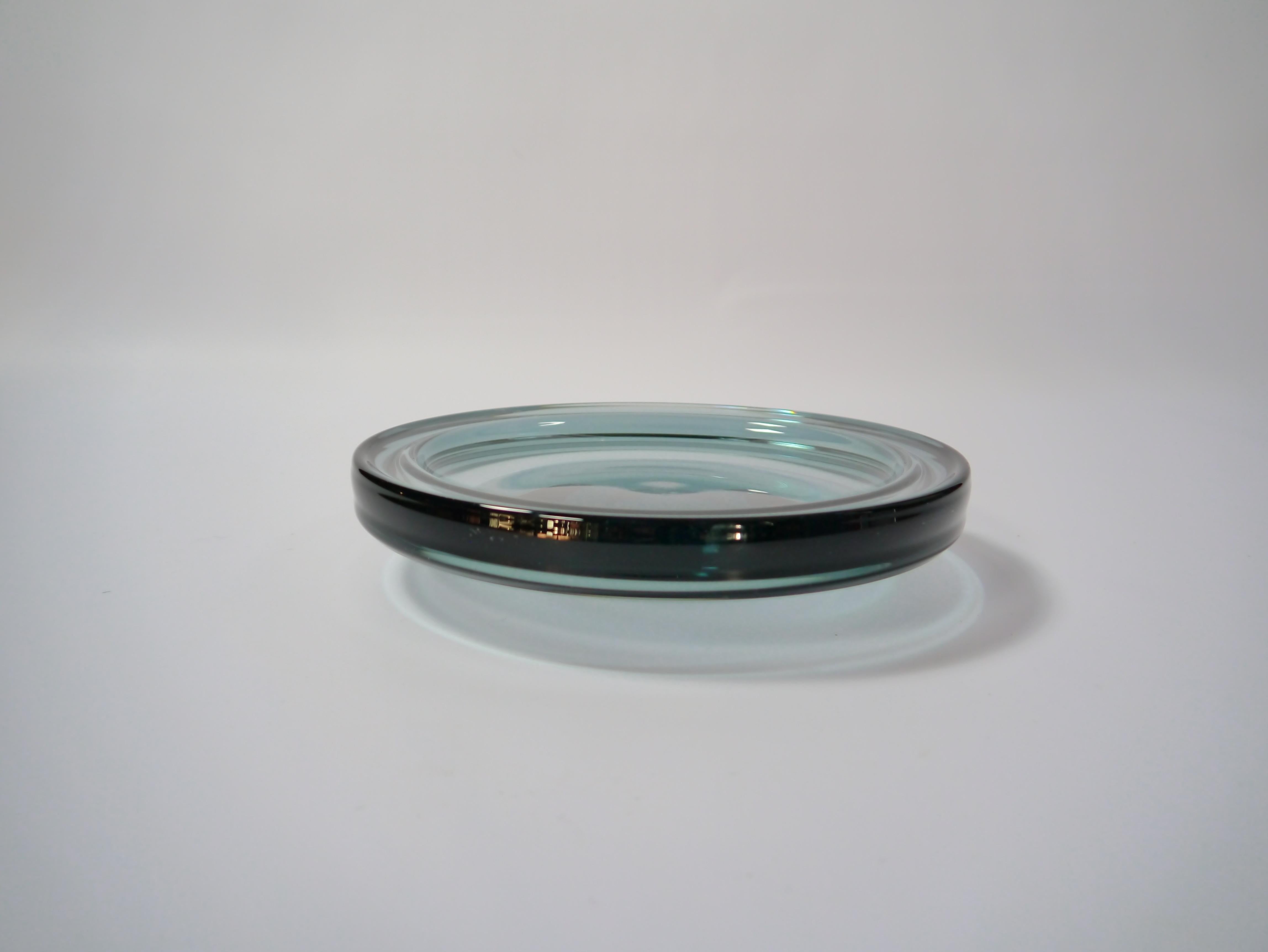 Plato central de cristal azul humo de Göran Wärff para Kosta Boda, Suecia Años 70 Moderno de mediados de siglo en venta