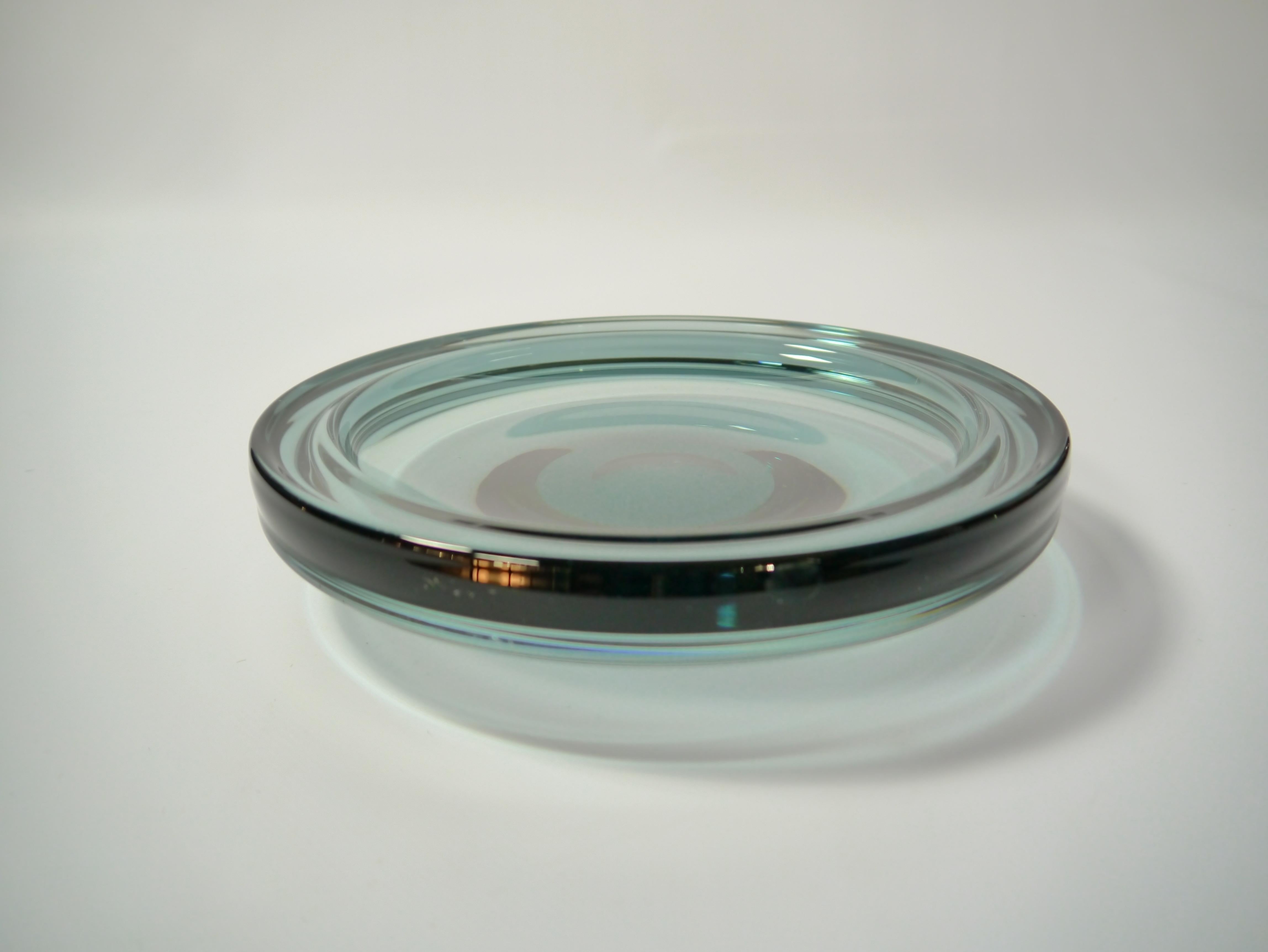 Plato central de cristal azul humo de Göran Wärff para Kosta Boda, Suecia Años 70 Sueco en venta