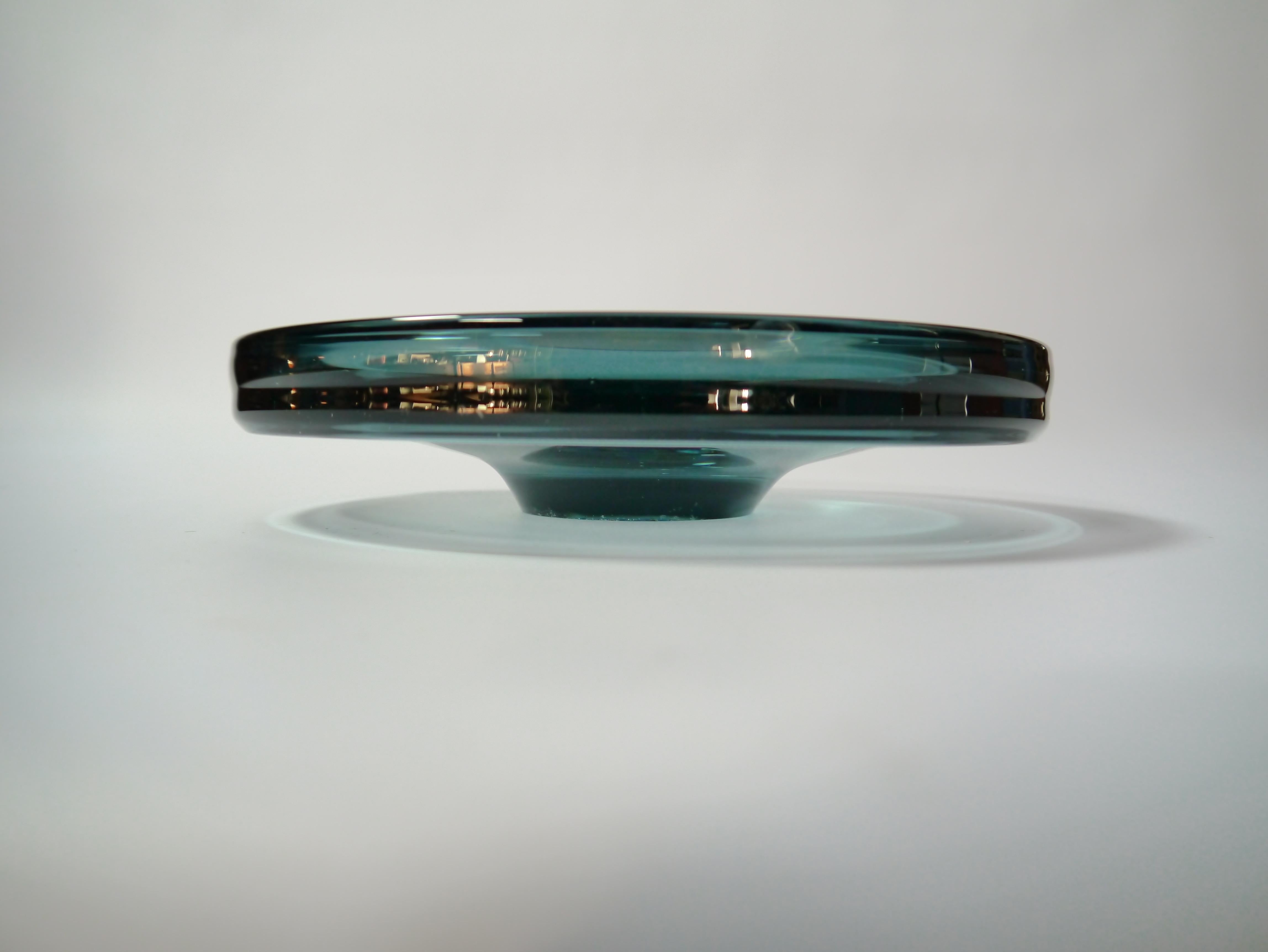 Plato central de cristal azul humo de Göran Wärff para Kosta Boda, Suecia Años 70 en Bueno estado para la venta en Barcelona, ES