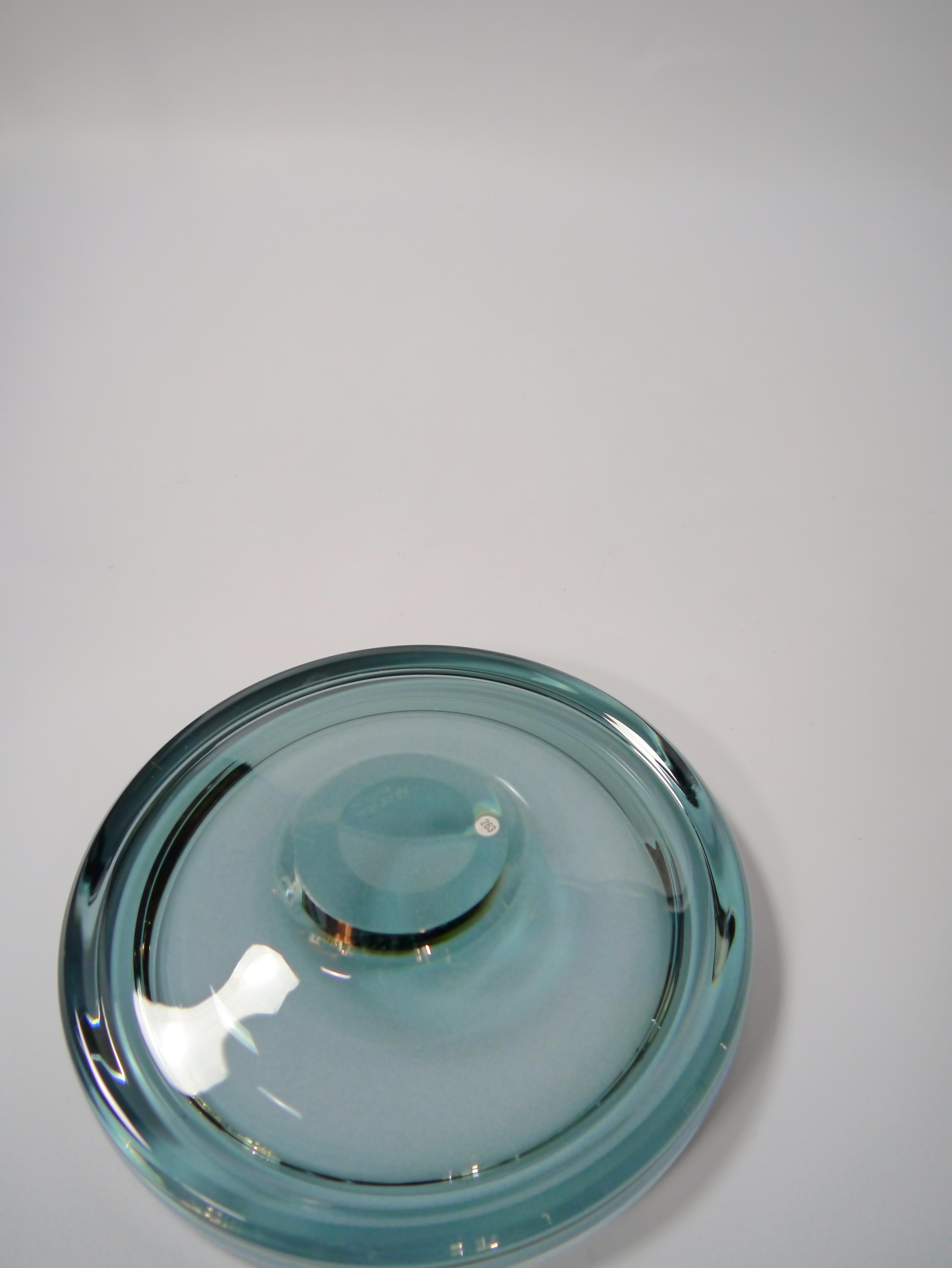 Plato central de cristal azul humo de Göran Wärff para Kosta Boda, Suecia Años 70 siglo XX en venta