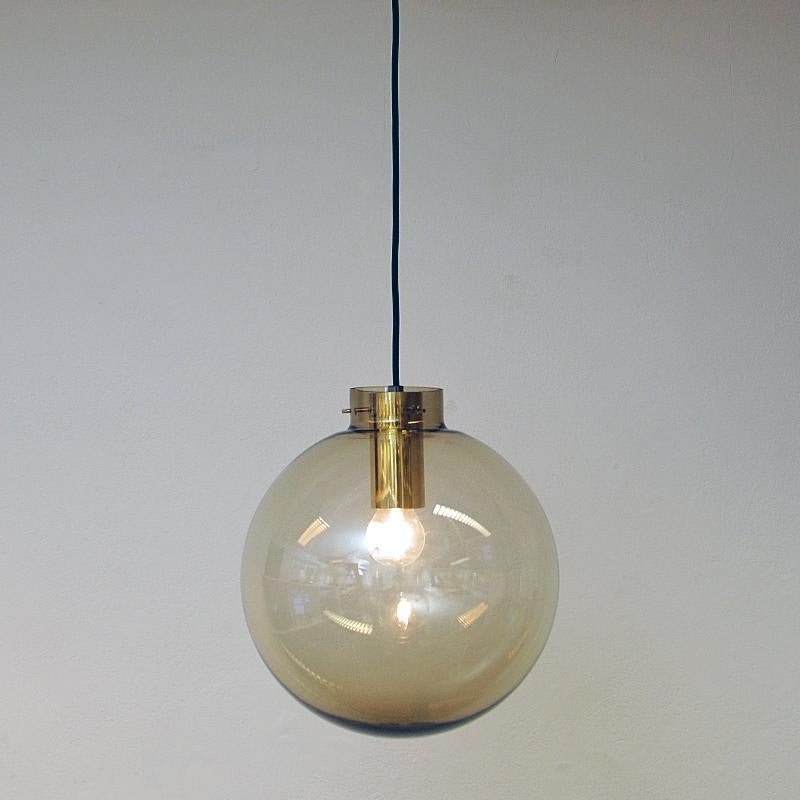 Decorative glass dome ceiling -and window pendant model 7714, by Jonas Hidle, Høvik Lys, Norway 1970s. Beautiful both as single lamp or in groups of two or more. Classic lamp with lovely light. Smoke colored glass dome with black fabrik cord and